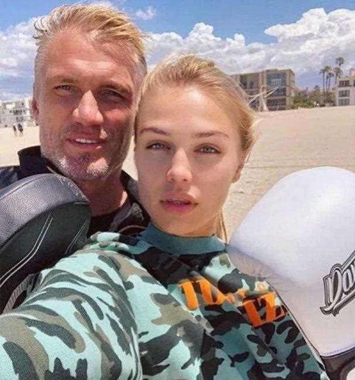 硬汉龙格尔,和他的年轻女友爱撸铁,她大腿这纹身是啥?