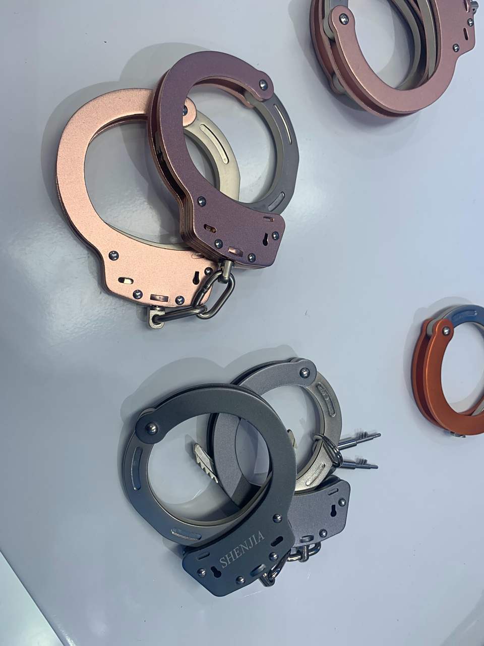 兵器影像# 2023警用装备展,玫瑰金手铐,总有一款适合你
