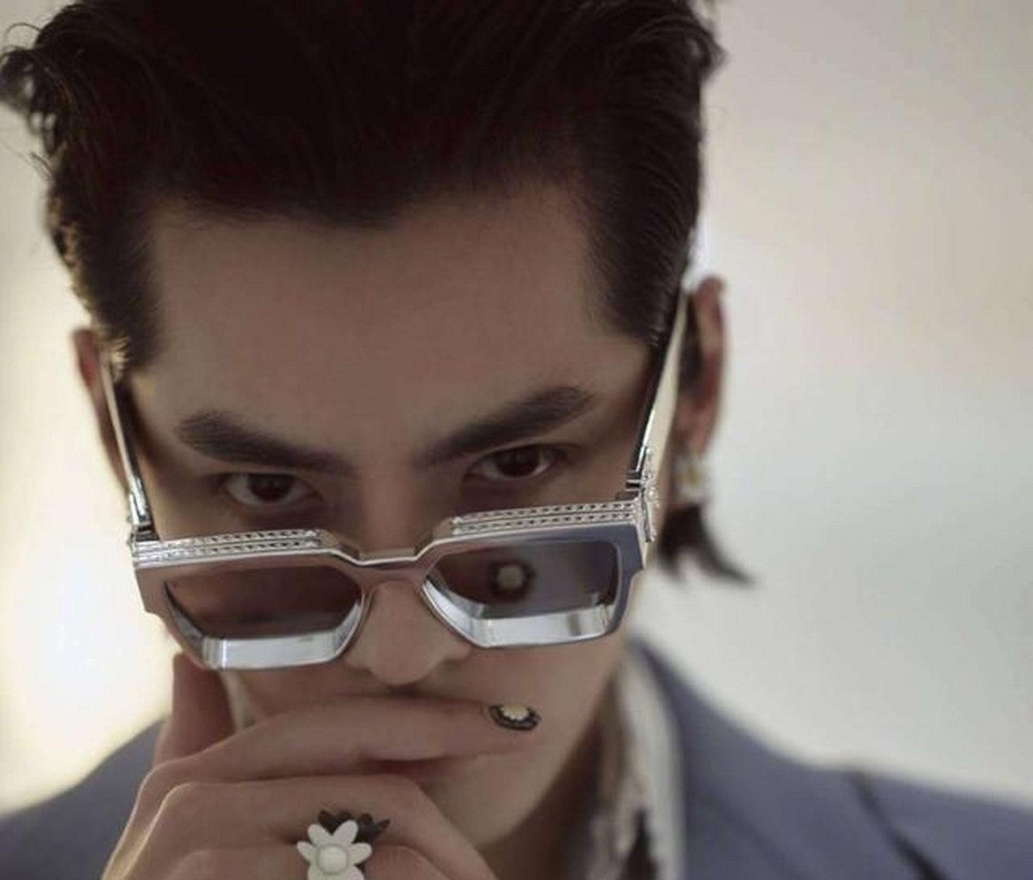 照片中吴亦凡头戴黑色贝雷帽身穿着白色衬衫,虽然衣着简单但是帅气