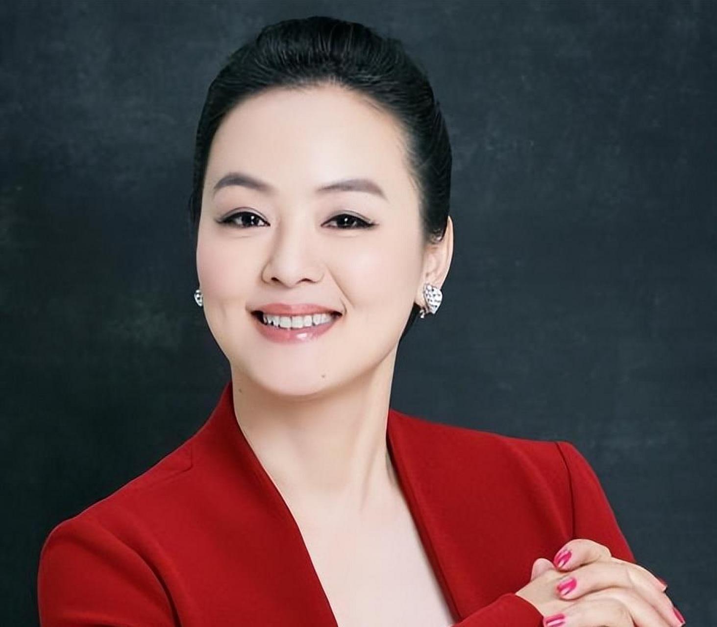 央视主持人孙小梅:巅峰时却隐退幕后,如今56岁结婚生子生活幸福