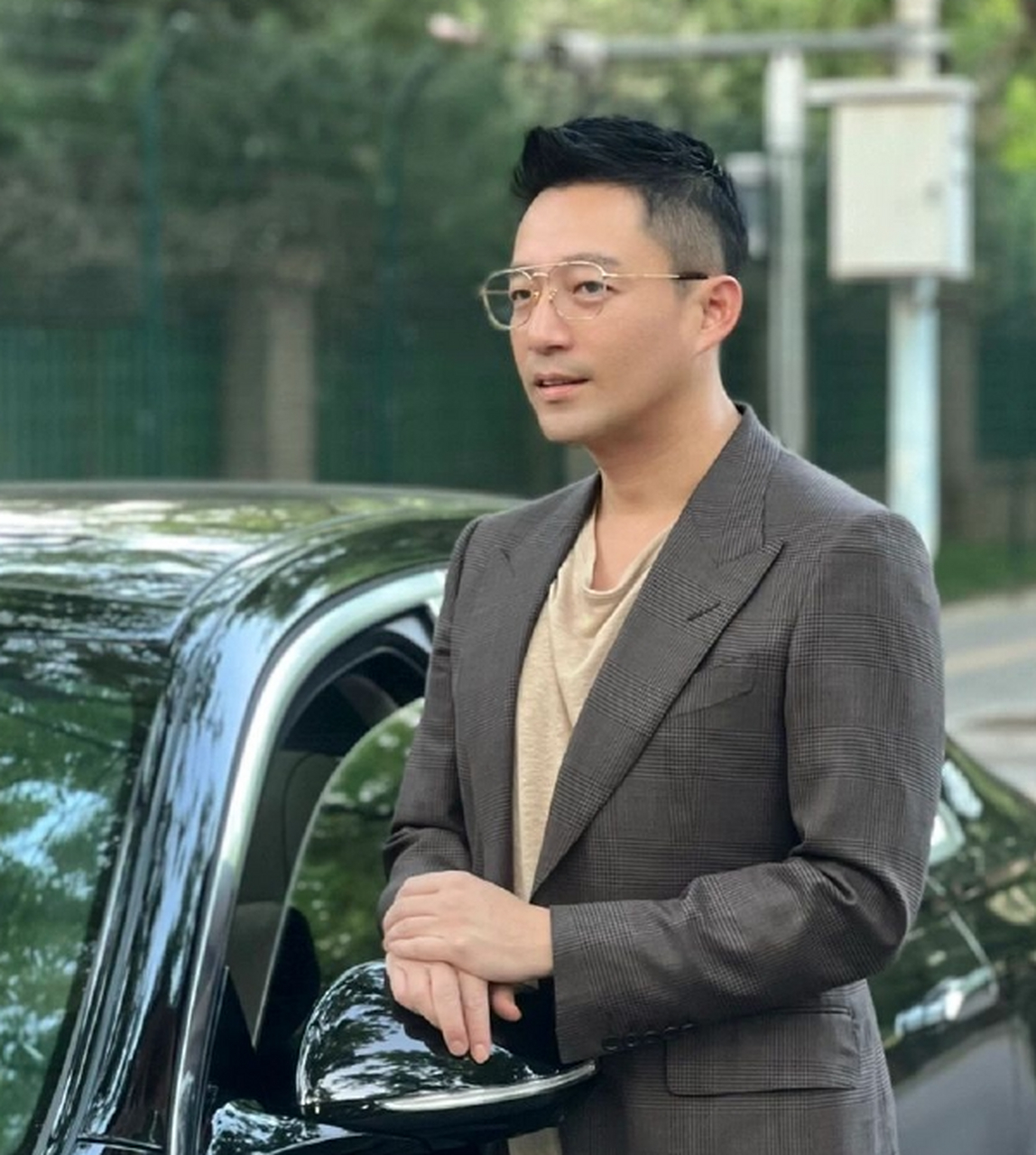 21日,有网友在广州街头偶遇汪小菲,照片中他戴眼镜穿黑色西装,搭配