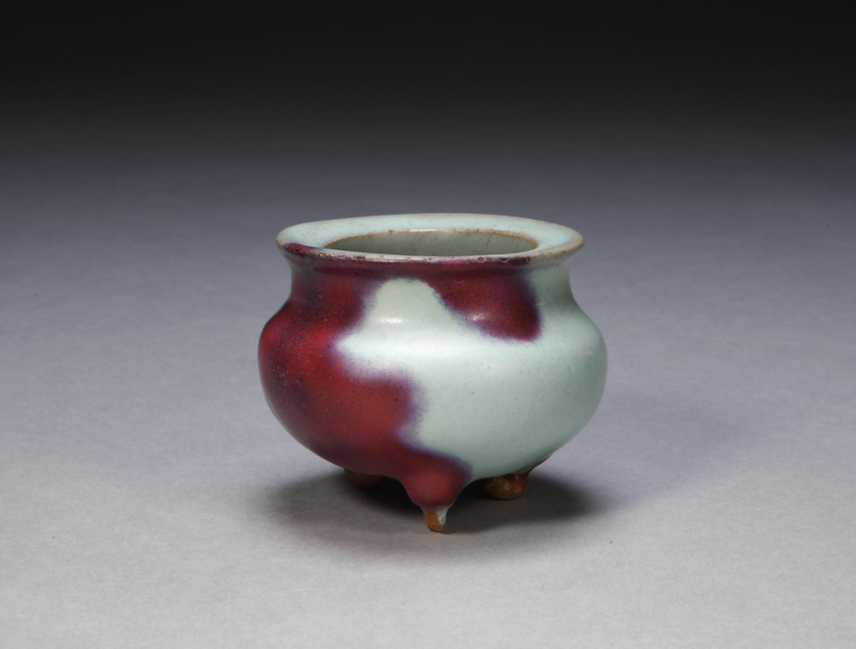 钧窑,在今河南省禹州市,兴于唐, 到北宋晚期达到鼎盛,金元继续发展.