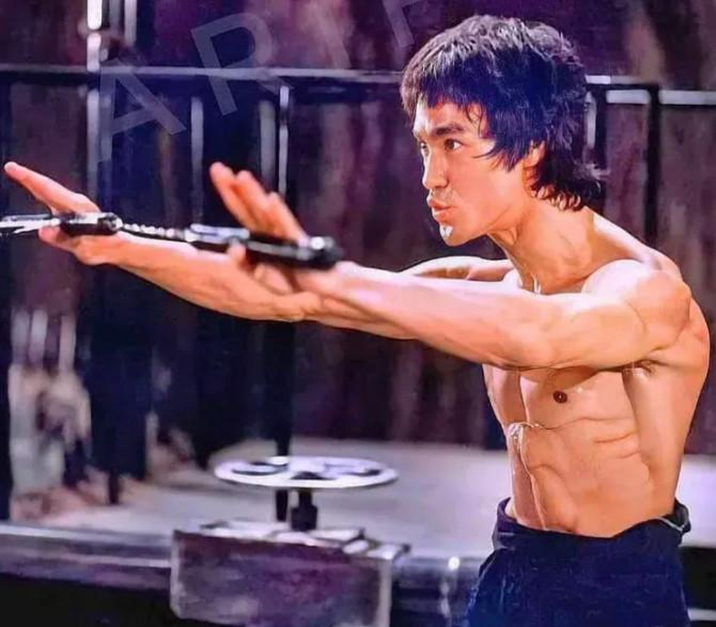 这张图片告诉你,什么叫刀刻般的肌肉,李小龙不仅是武术界的代名词,更