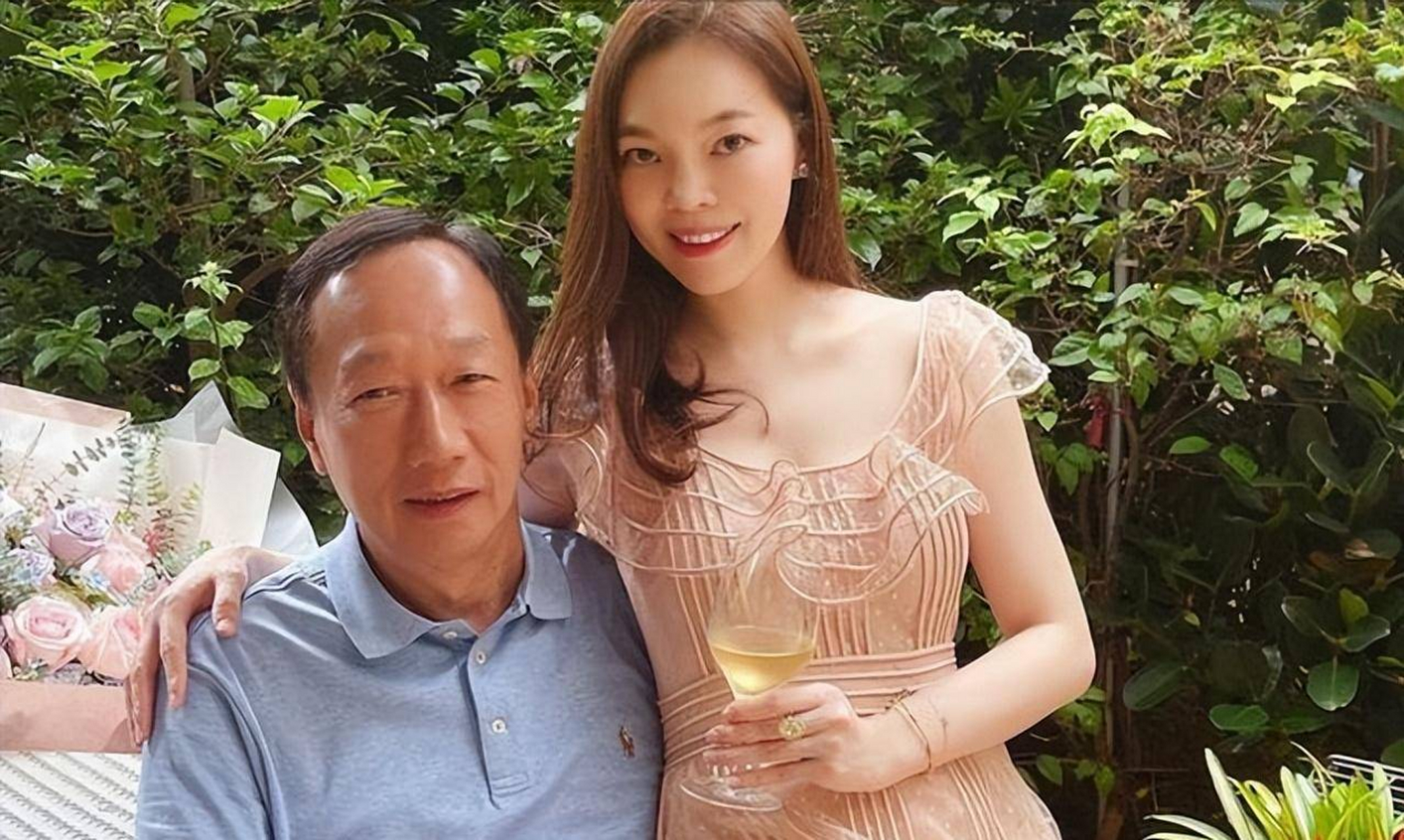 富士康老板娘曾馨莹晒出与大女儿热舞视频,48岁依旧光彩照人,还在与72