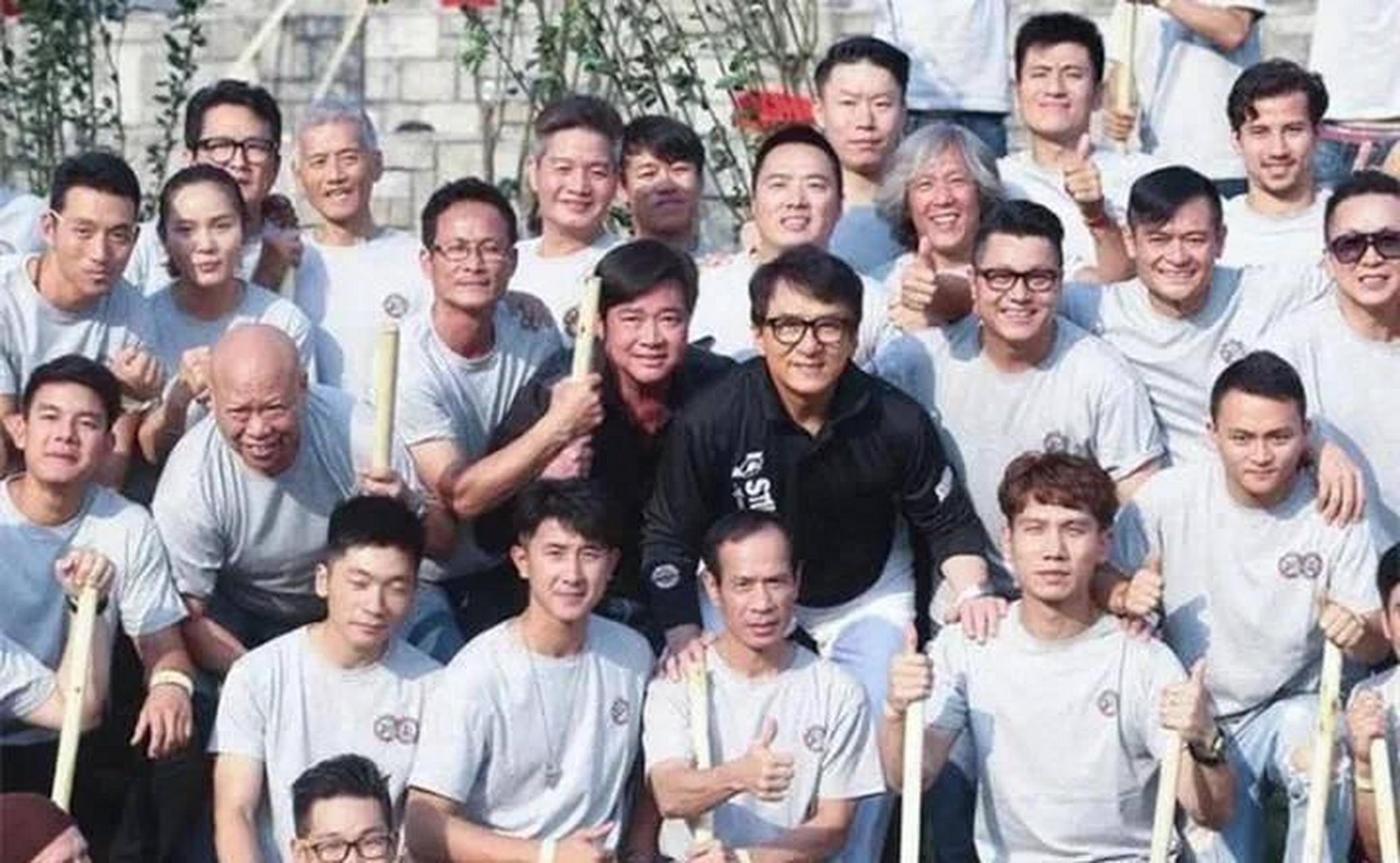 成家班有人要求涨工资,结果拍摄完后,成龙直接解散了成家班,而他也被