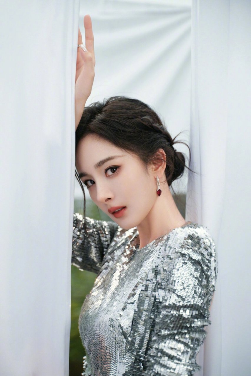 杨幂露背晚礼服 杨幂身着露背晚礼服,在阳光下熠熠生辉  杨幂,这位