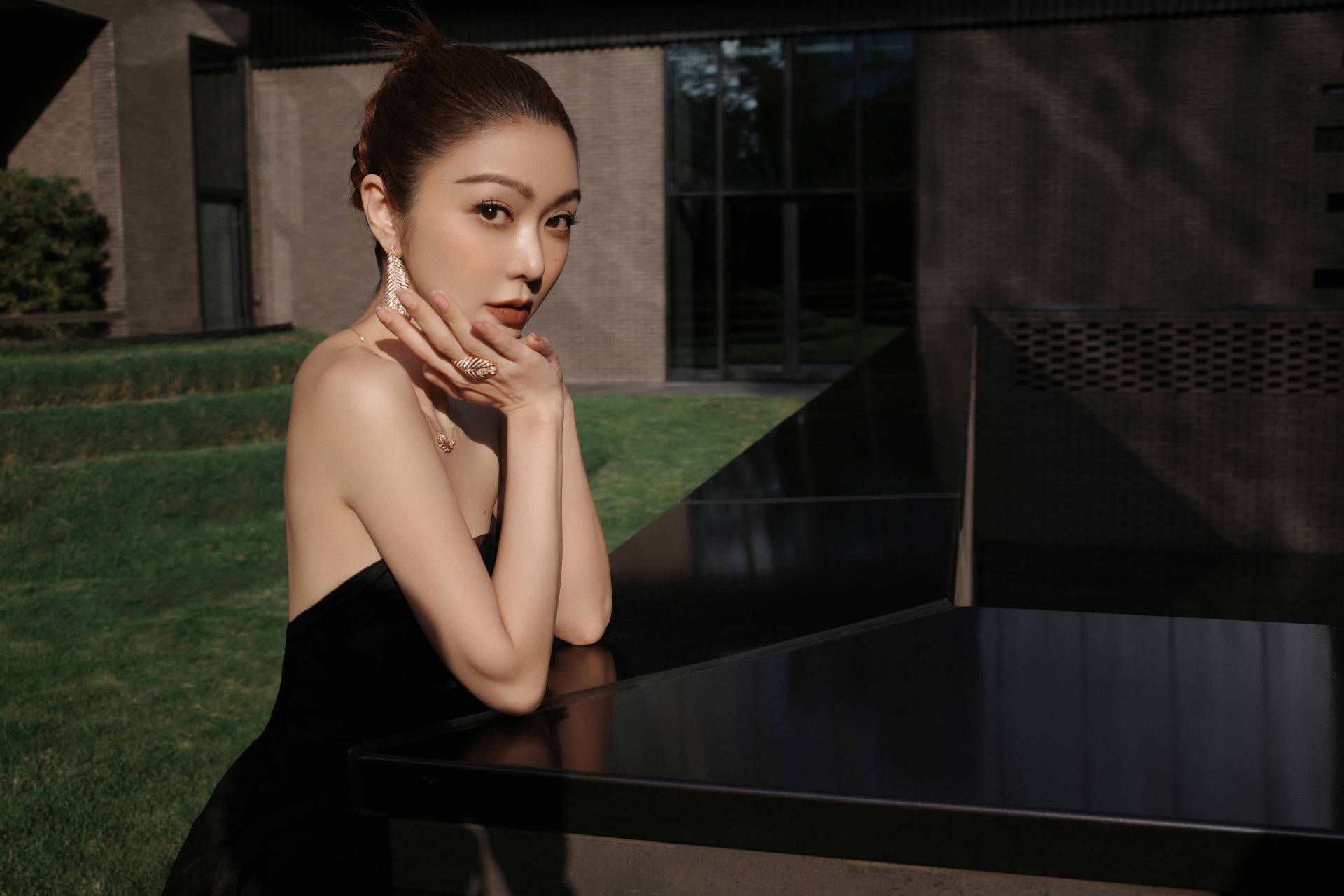 薛凯琪穿修身长裙勾勒好身材 气质优雅眼神勾魂  4月26日,薛凯琪工作