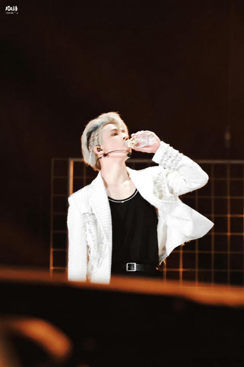 刘耀文喝水##刘耀文喝水好性感#  啊啊啊啊啊啊啊啊啊,这喝的那是水