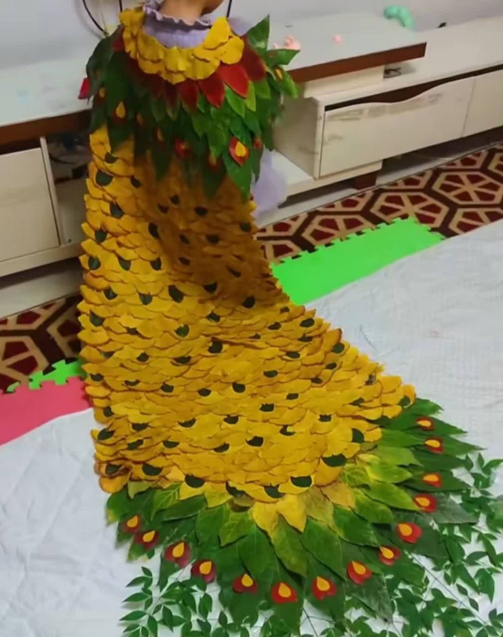 妈妈用树叶,给孩子做了一件"孔雀衣".小姑娘,绝对可以自豪一辈子!