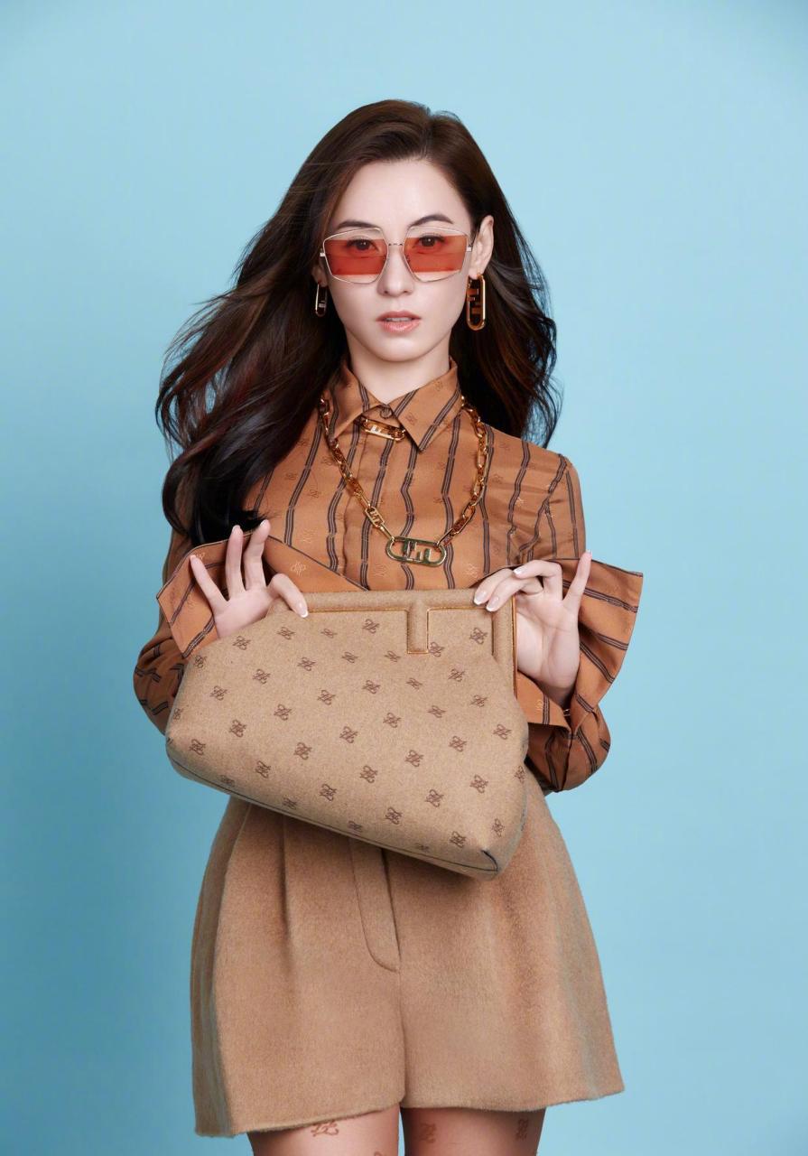 张柏芝曝光一组酷飒大片, 照片中,张柏芝身穿fendi2021秋冬女士系列