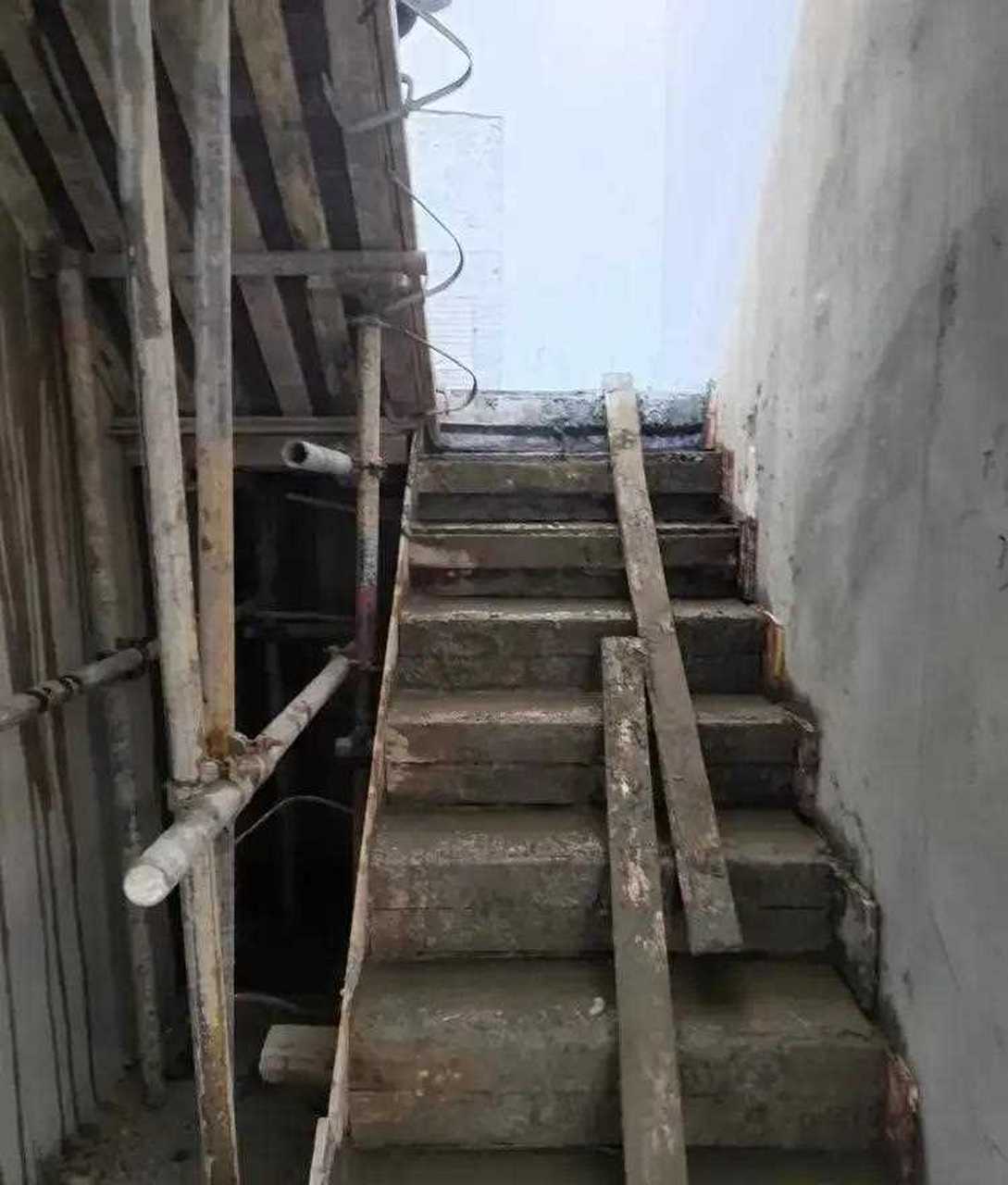 南充装修 楼梯施工中,现浇楼梯性价比很高,而且结实牢固,但是一定提起