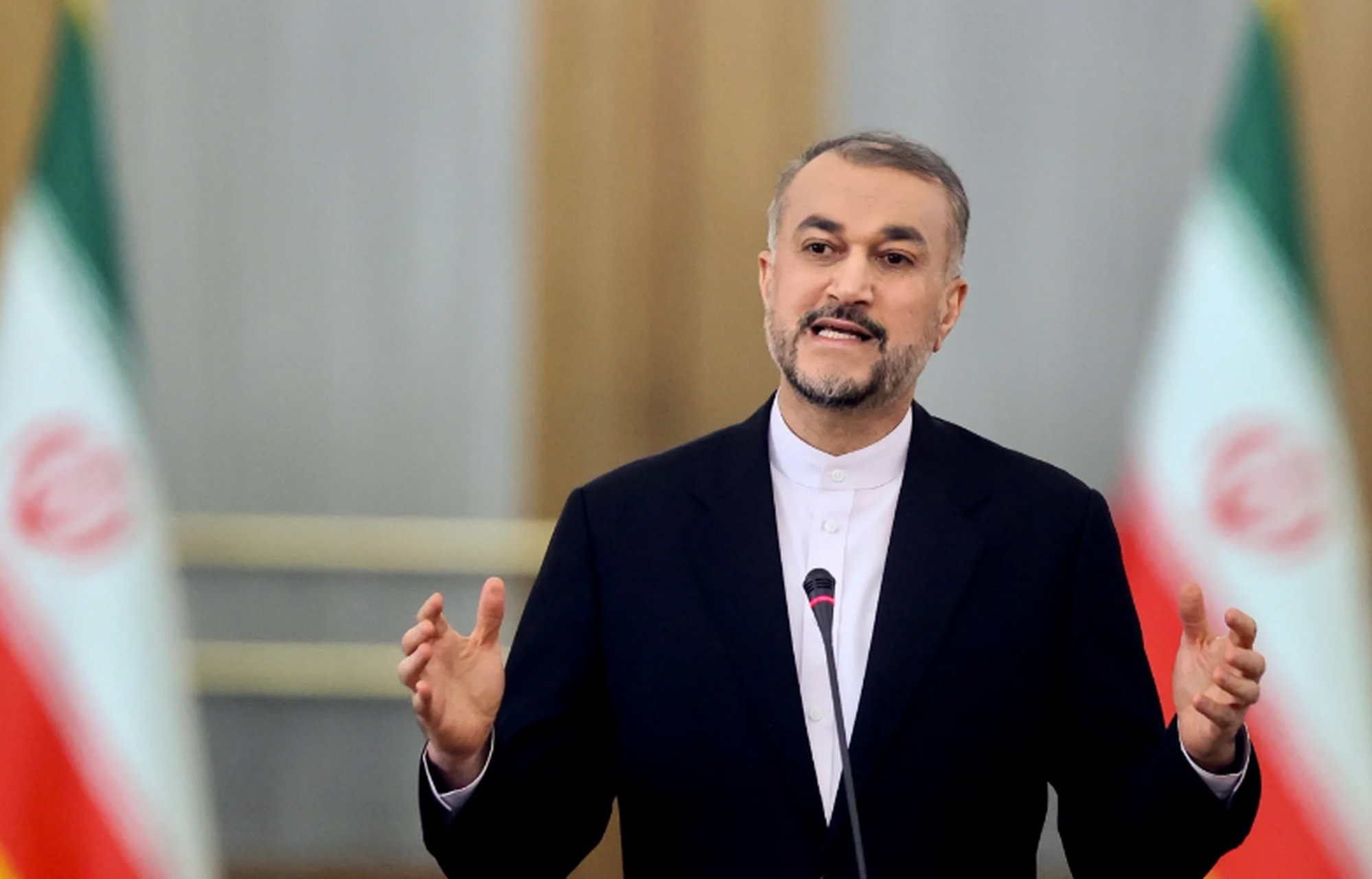 伊朗外长阿卜杜拉希扬在会谈发布会上发表了对美国的强烈批评.