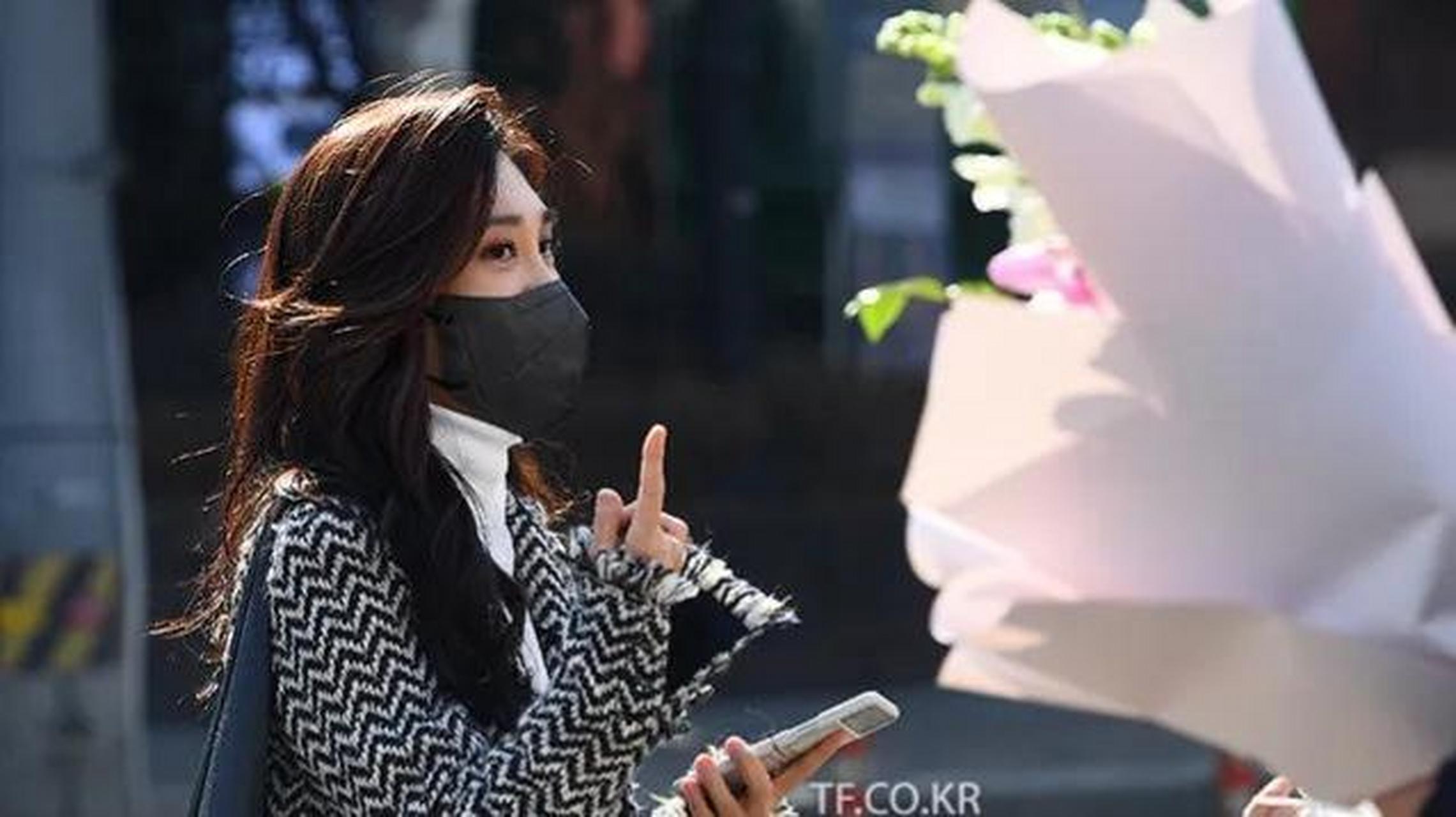 2月8日,三星长公主李富真现身首尔江南区的一所中学,参加儿子初中毕业