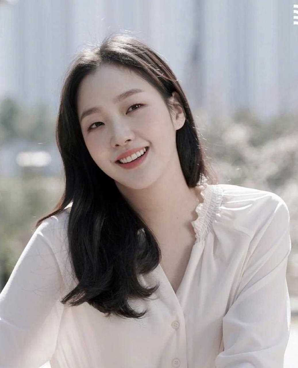 金高银大麦茶广告花絮,清新自然的妆容搭配米色连衣裙,美丽的邻家大