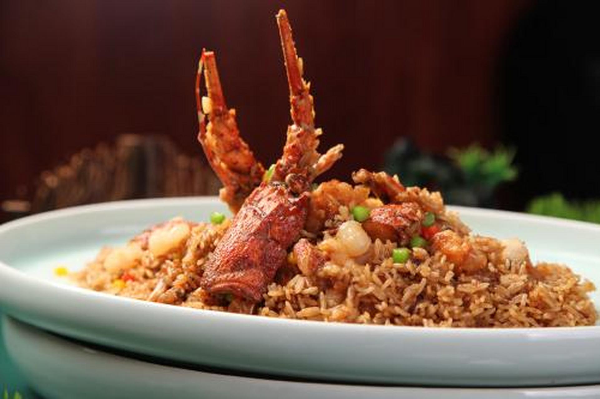 94龙虾炒饭是一道美味的海鲜炒饭,以新鲜的龙虾和米饭为主要食材,加