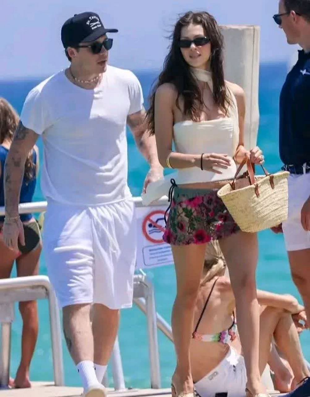 尼古拉·佩尔茨 (nicola peltz) 与丈夫布鲁克林 (brooklyn) 在圣特罗