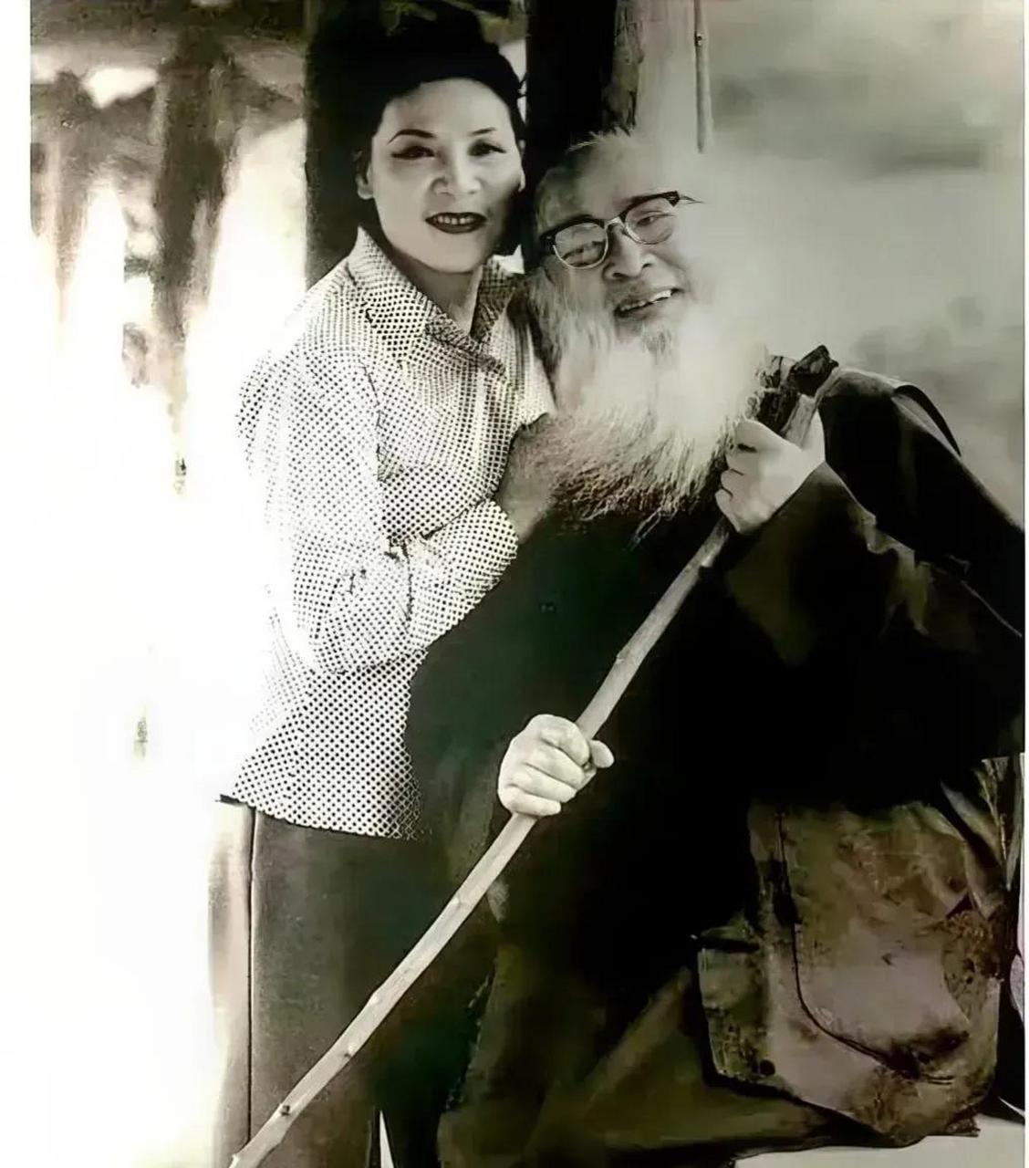 上世纪60年代,年近古稀的张大千和妻子徐雯波的一张合影,徐雯波是