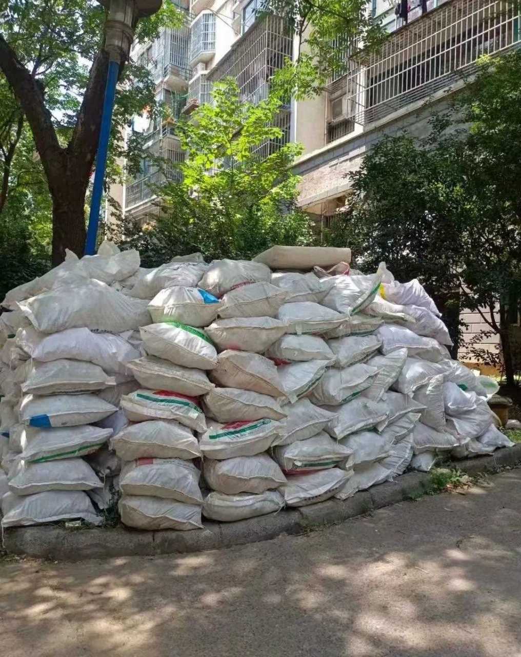 南京卸甲山庄装修工地,水电即将完工,楼下这垃圾堆放地整整齐齐,一看