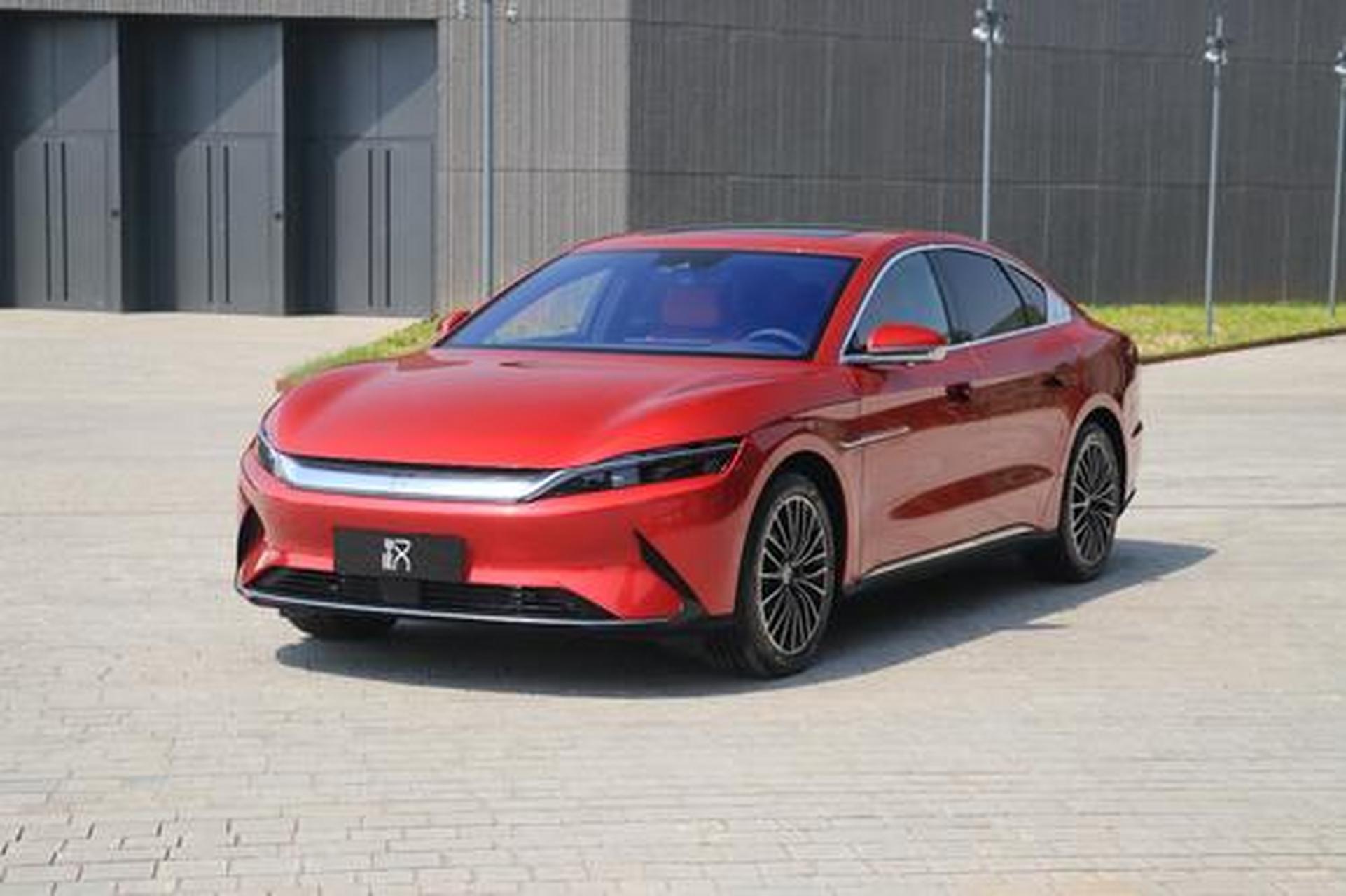 这寓意着融合与新生,预示汉车型将传承比亚迪王朝系列的积淀,开拓全新