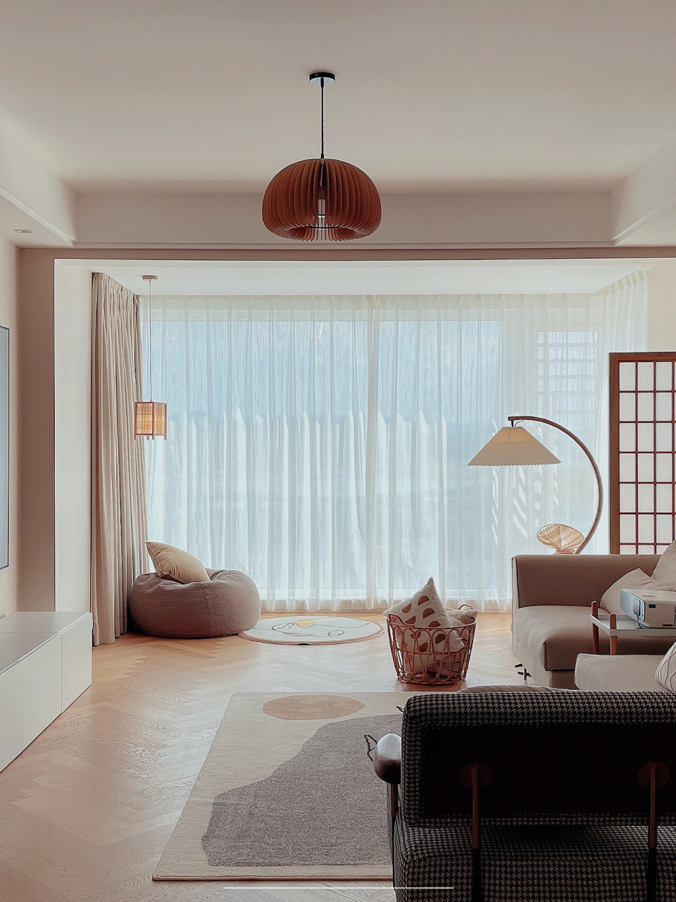 客厅 [樱花] 墙面 我选择了全屋墙布(米色),上墙后颜色会偏深一点点