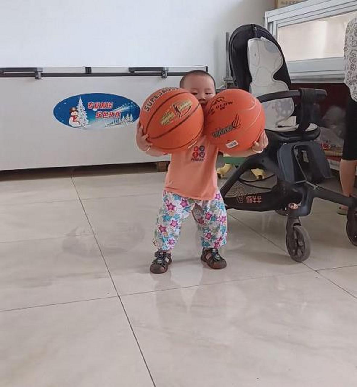 穿开裆裤的小男孩,从地上抱起两个篮球,然后同时拍打,我敢肯定,很多