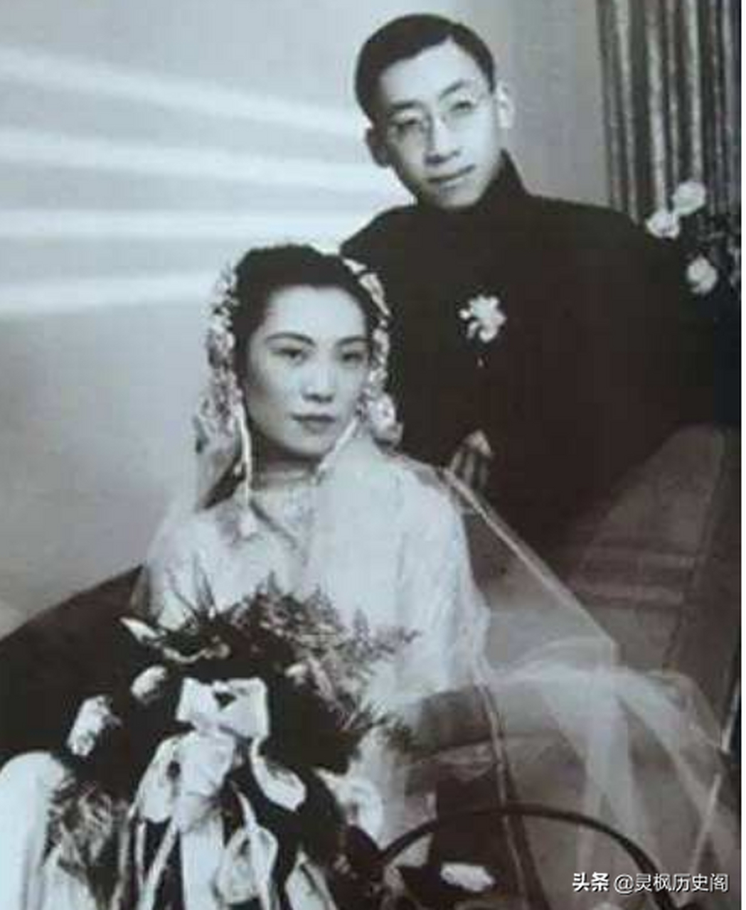 在谭敬的帮助下,张葱玉的资产越来越少,就连家中古董藏画也逐渐用来