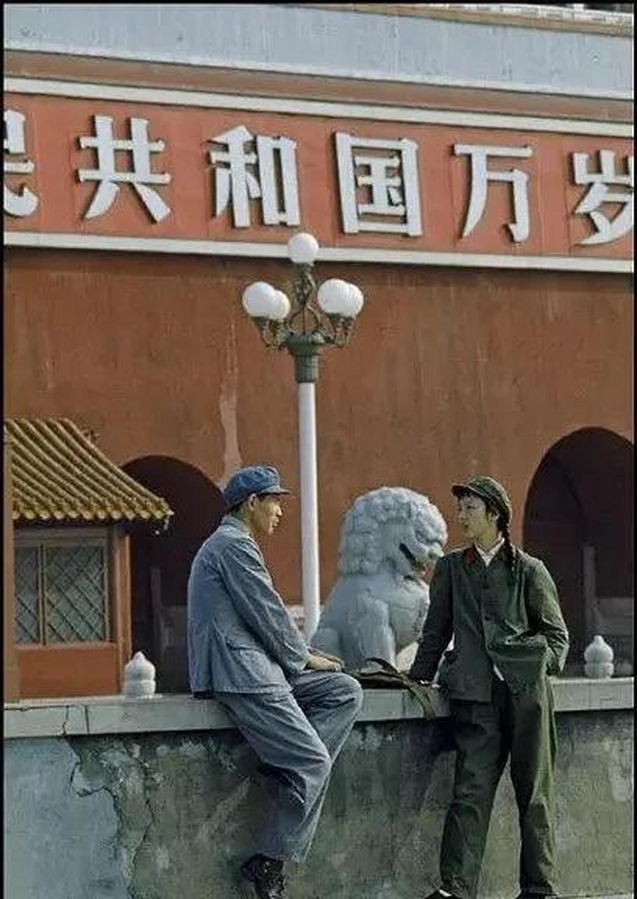 领动计划# 【珍贵老照片】 七八十年代,北京街头宣传画.