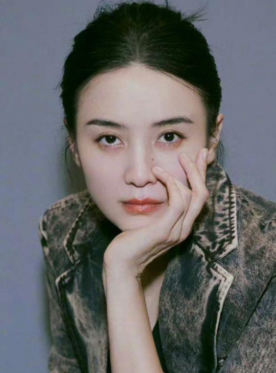 宋佳长相大气冷清温婉.