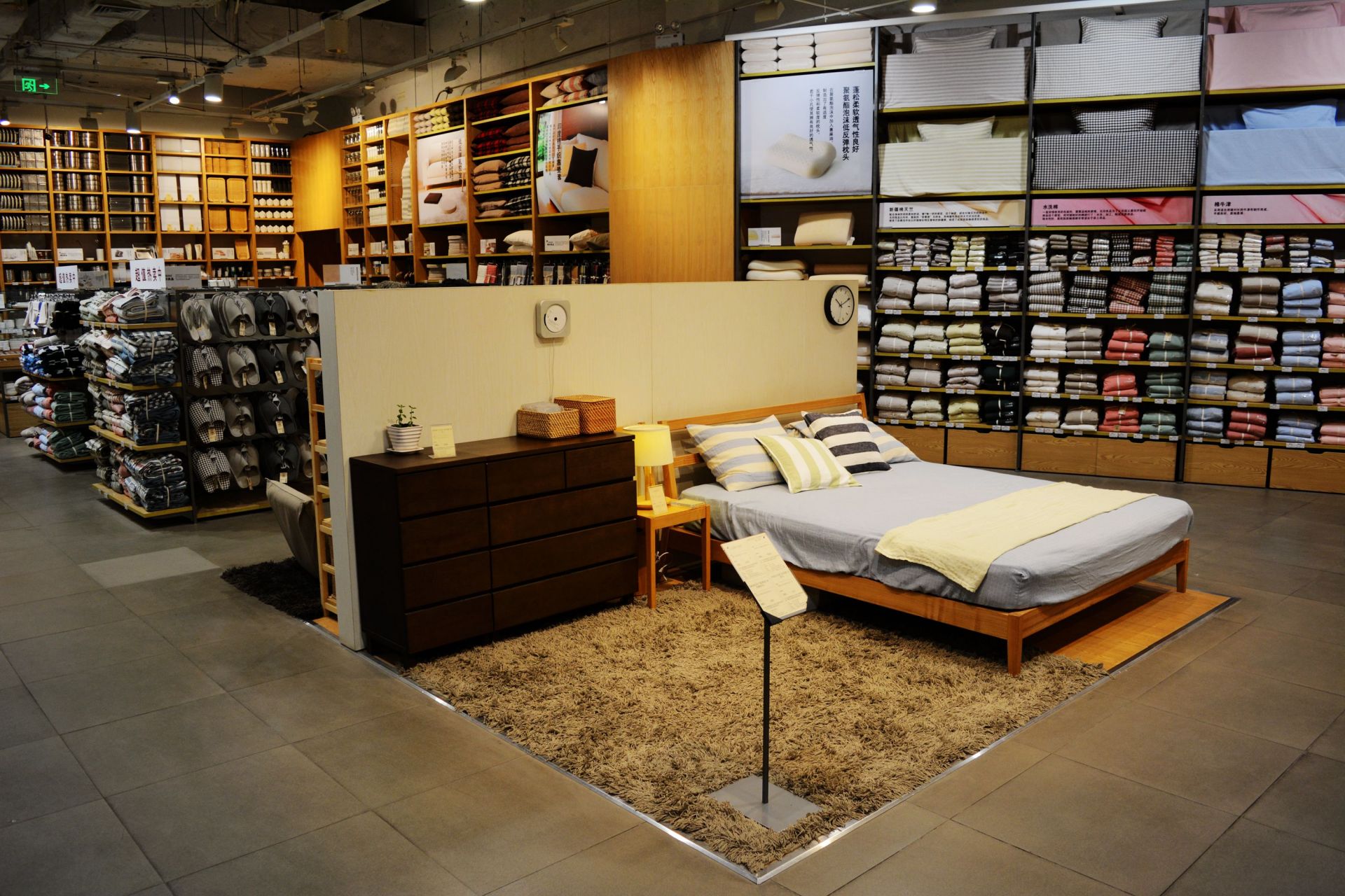 【无印良品沙发区贴禁睡休息引热议,店员:会影响其他顾客消费体验】 