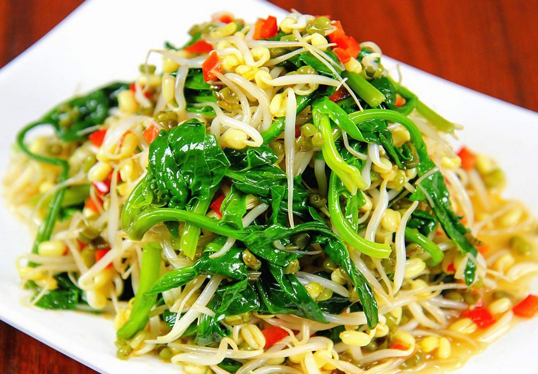 准备适量的菠菜,用清水淘洗干净;绿豆芽一盘,清洗干净;再切点红椒粒