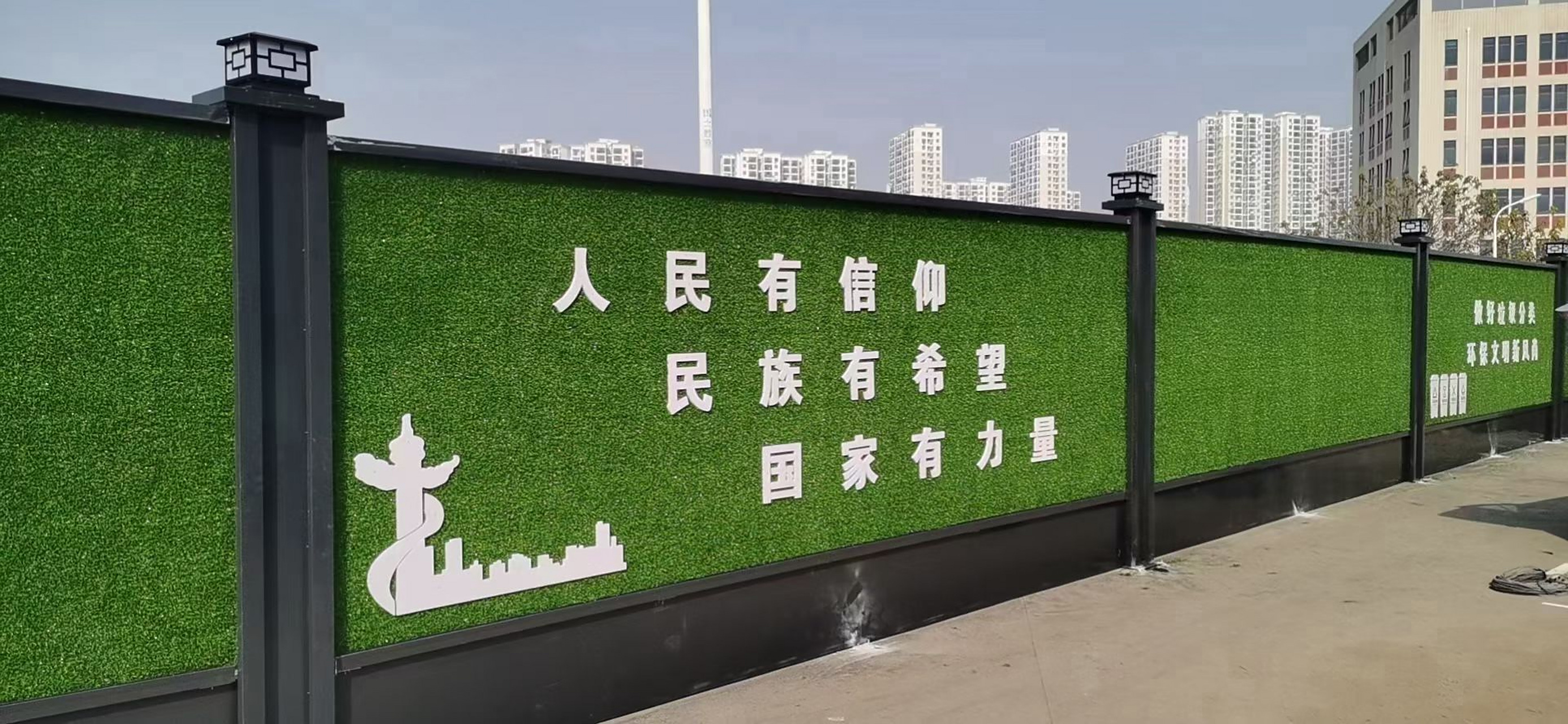 安装便捷:装配式围挡的钢架和板材可以快速安装和拆卸,不需要使用大量