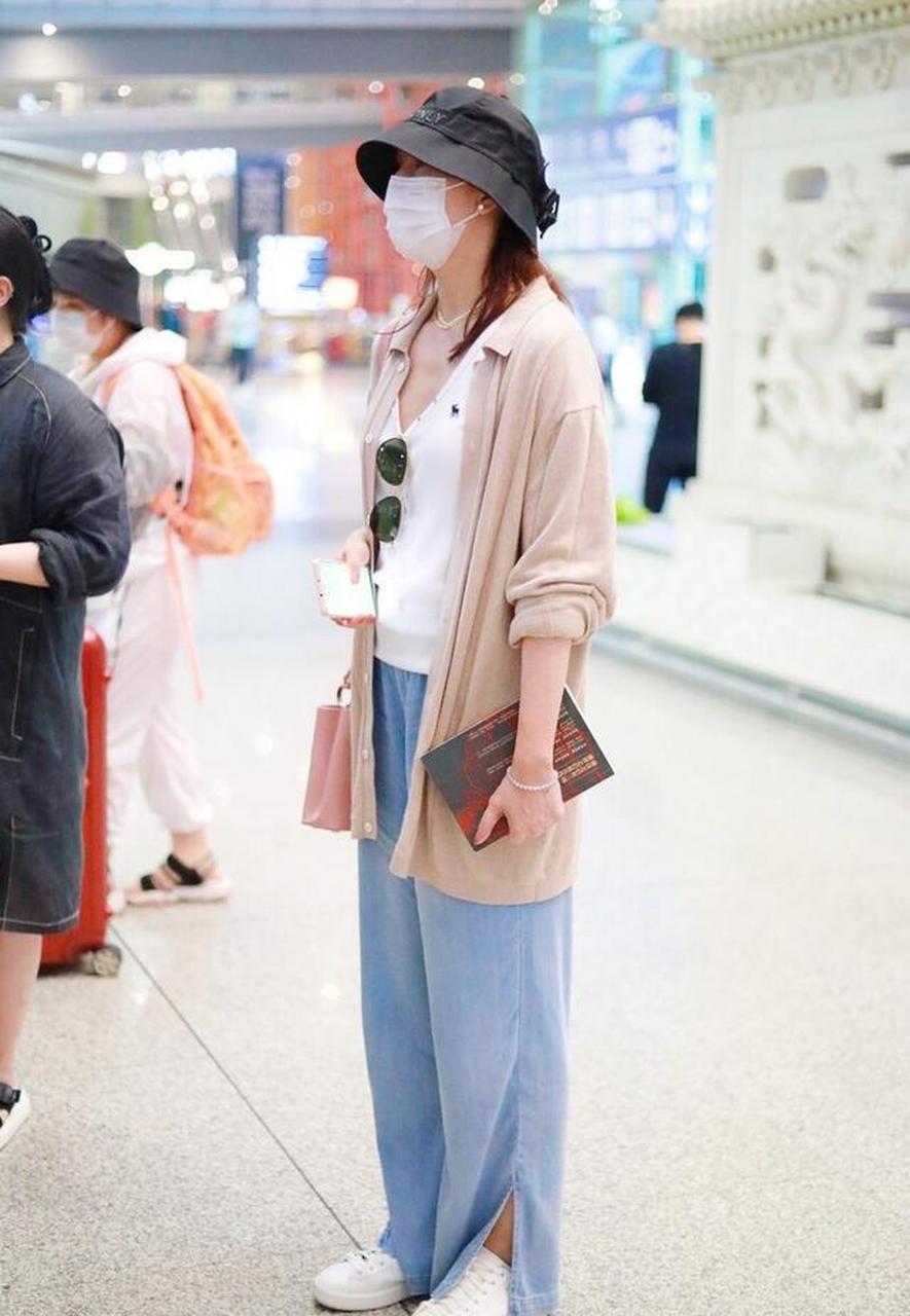 胡静米色开衫搭牛仔裤优雅知性