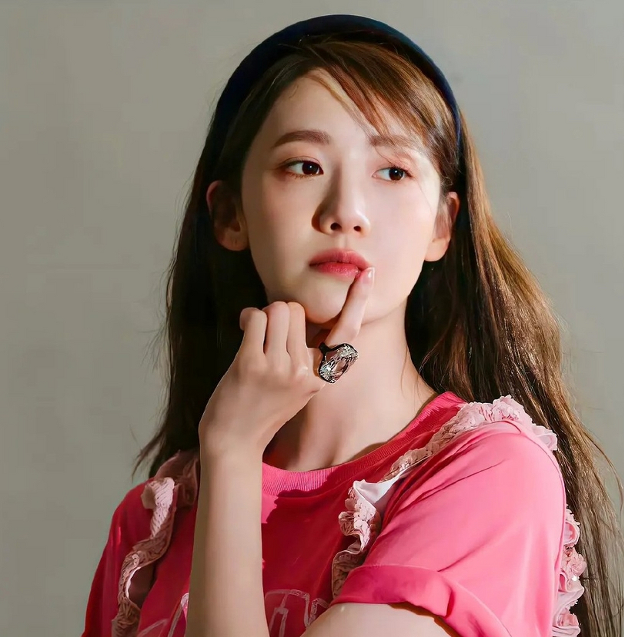 骨感清秀,极致美颜的#林允儿# 一双爱笑的眼睛,甜美的笑容,一笑心都化