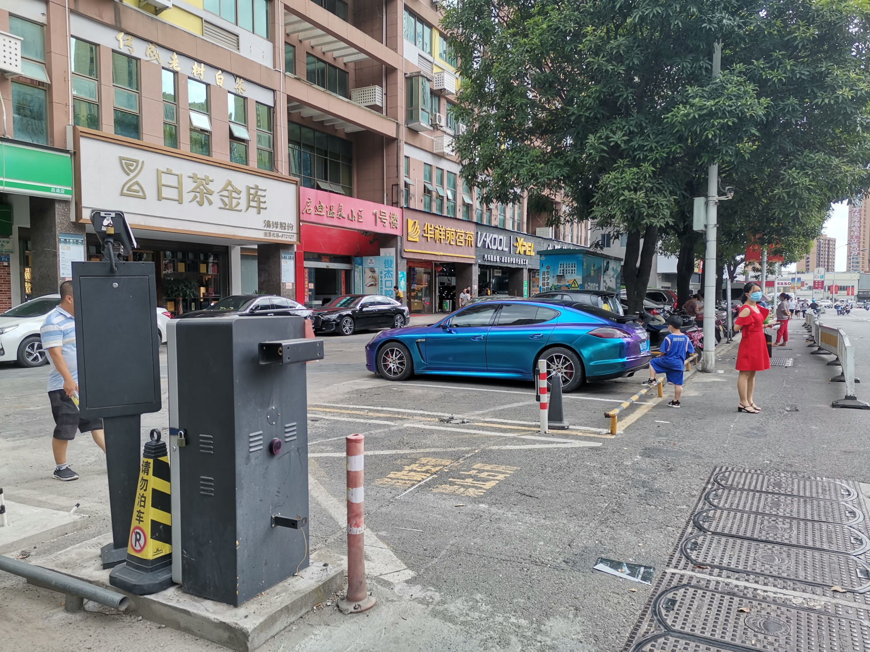 但网友反映,启迪温泉酒店前的停车场,刚开始停车杆和收费牌都拆除了