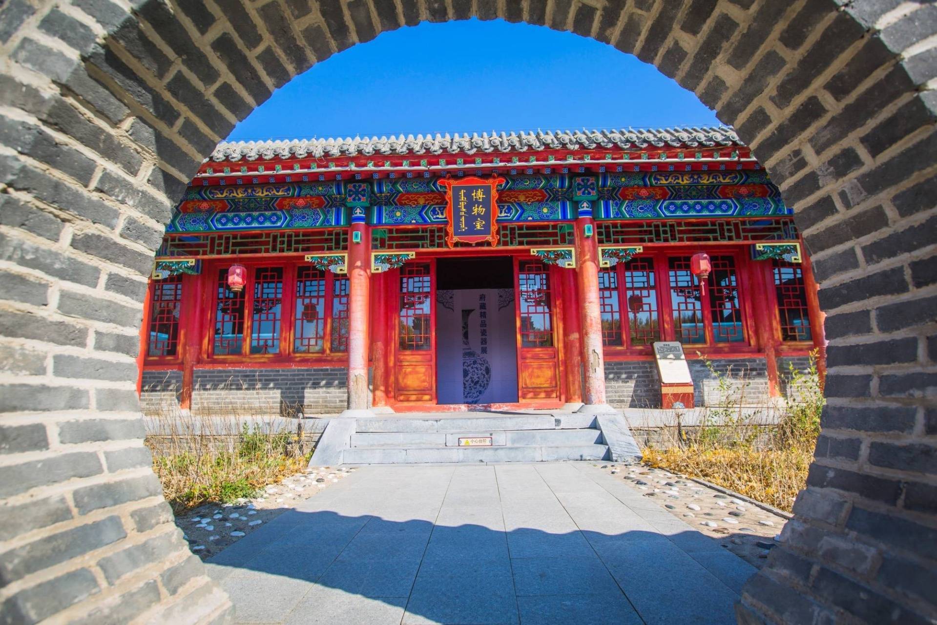 这座王府始建于清朝1871年,原为成吉思汗仲弟哈不图·哈萨尔后裔的