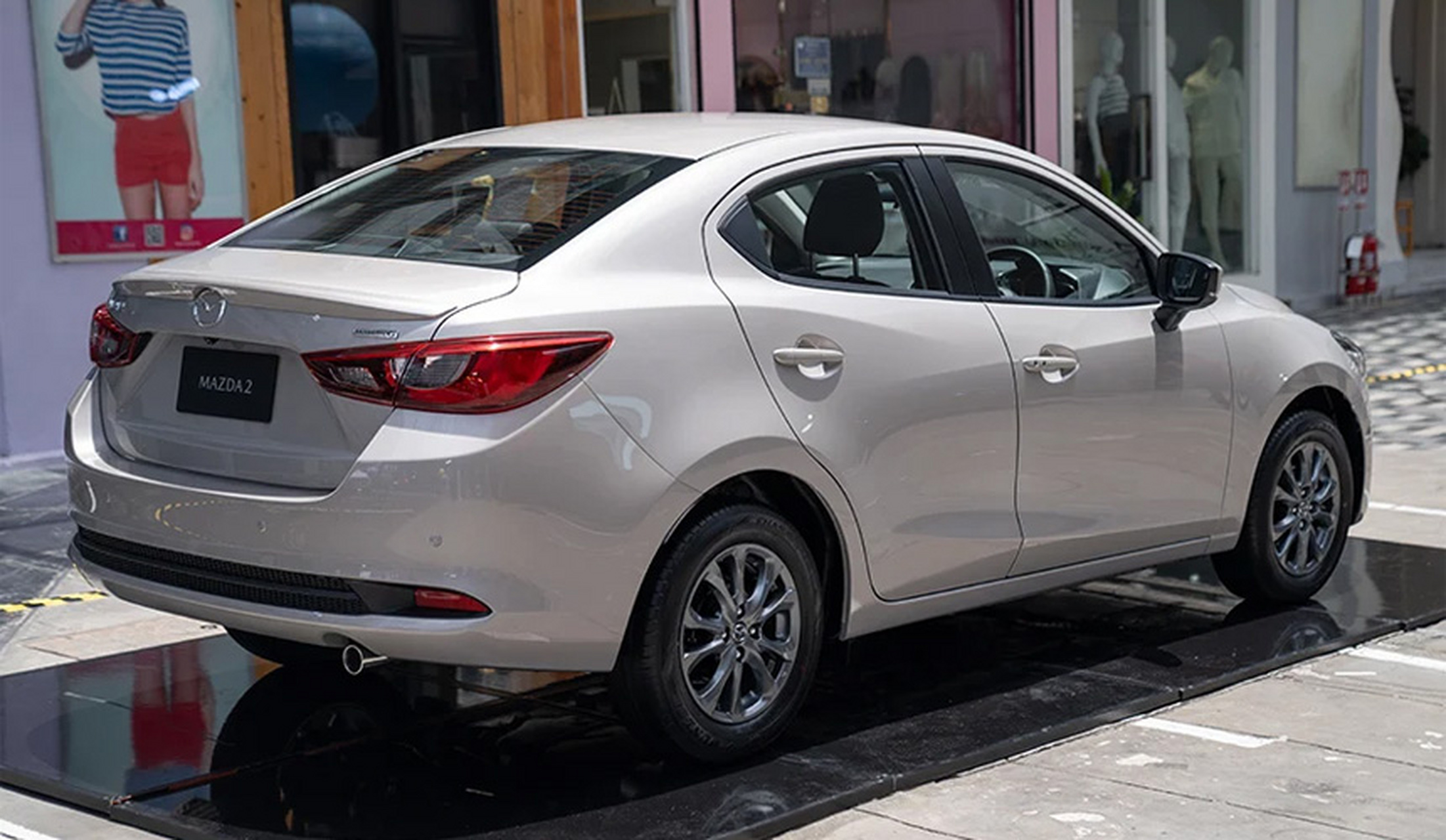 【新款马自达2轿车发布】近日,新款马自达2轿车在泰国发布,搭载93马力