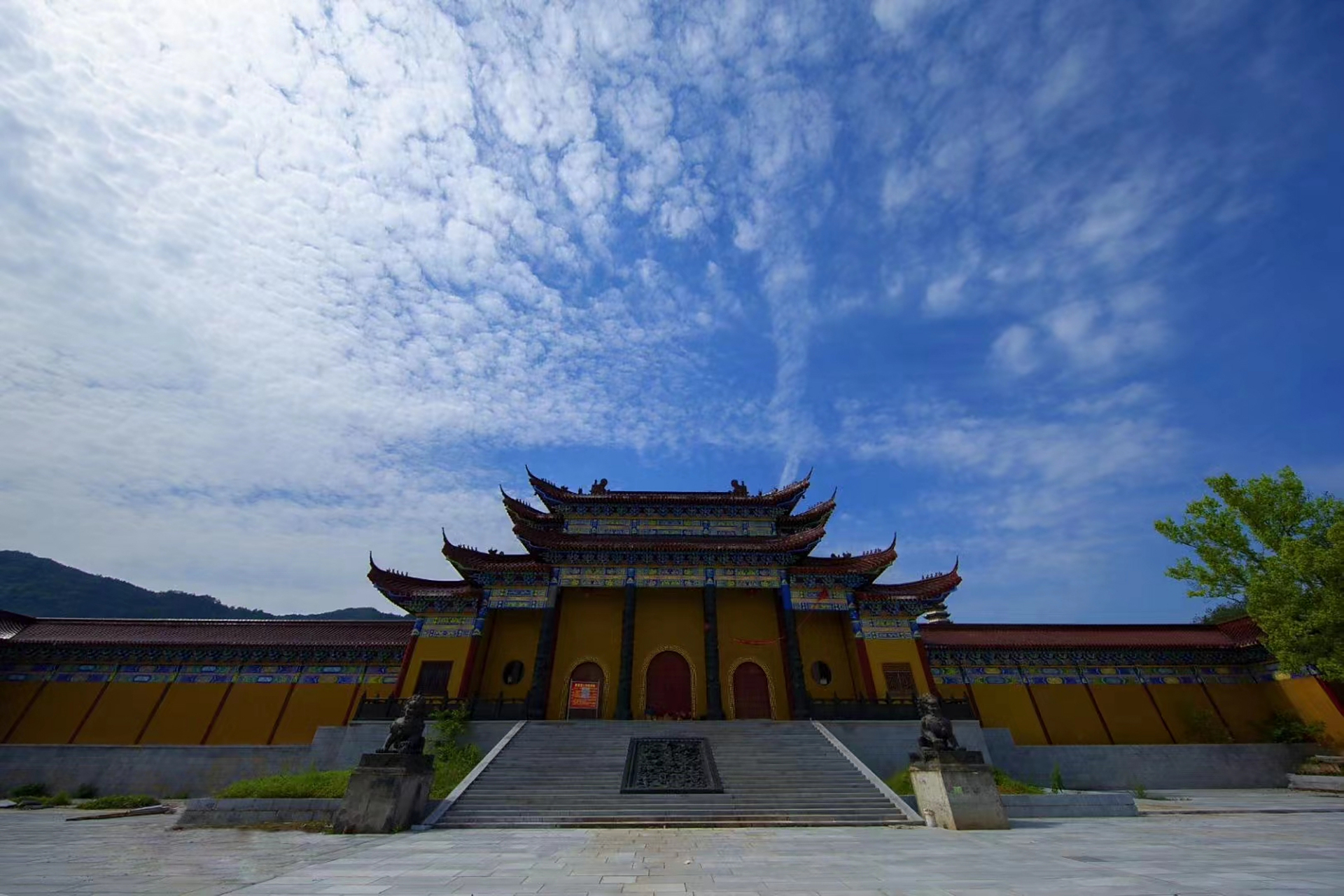 兜率寺坐落于山清水秀的江西省九江市修水县渣津镇长潭村.