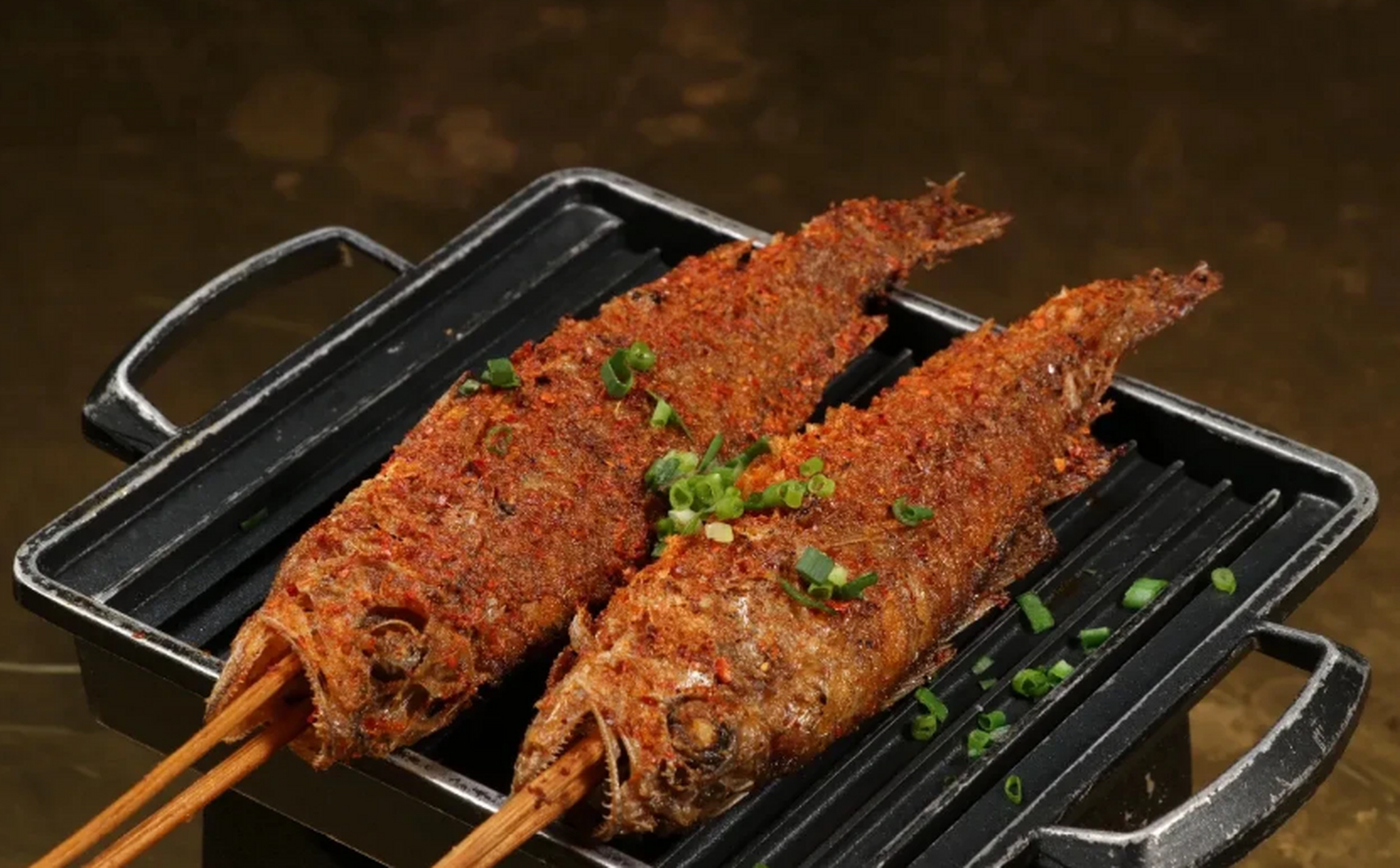 烤小黄鱼 小黄鱼保留鳞片,充分腌进滋味后先炸再烤,入口从头酥到尾