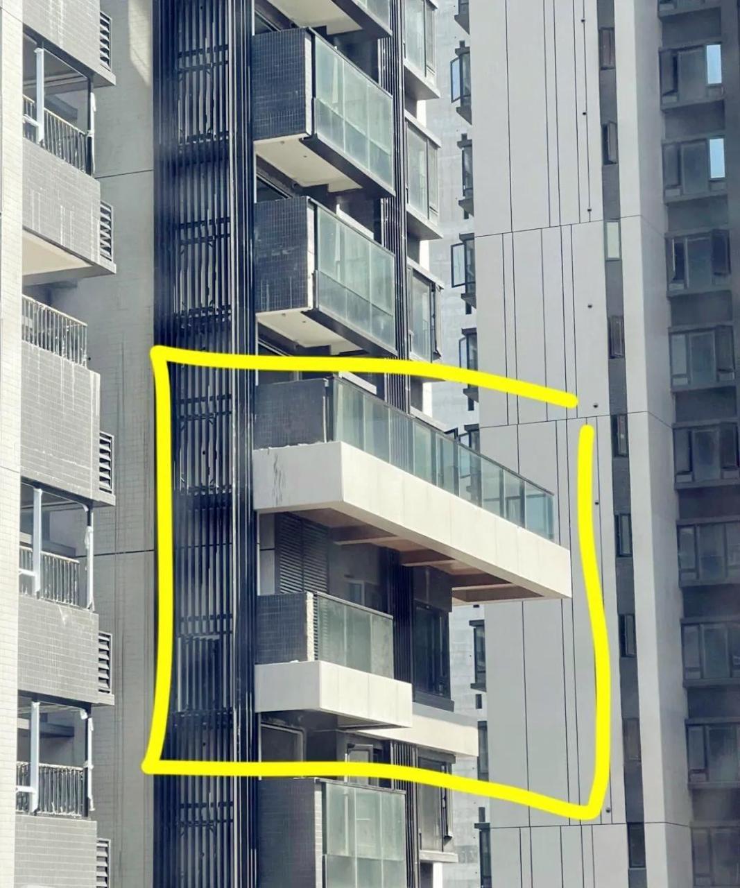 这突出的阳台几个意思?这样的房子会有人买吗!