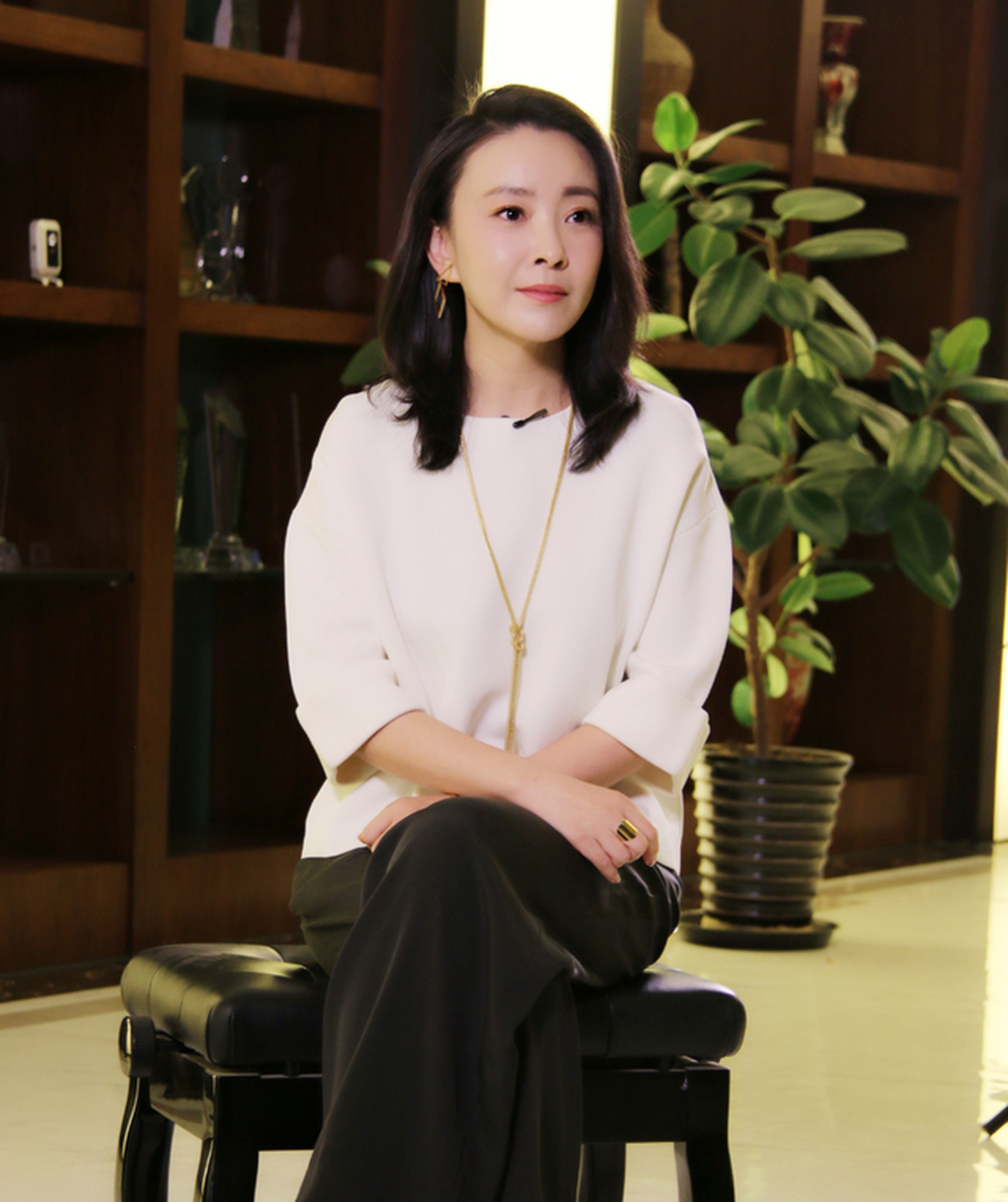 张嘉译的前妻,离婚后与孙红雷相爱,现年43岁,美得宛如20岁的少女.