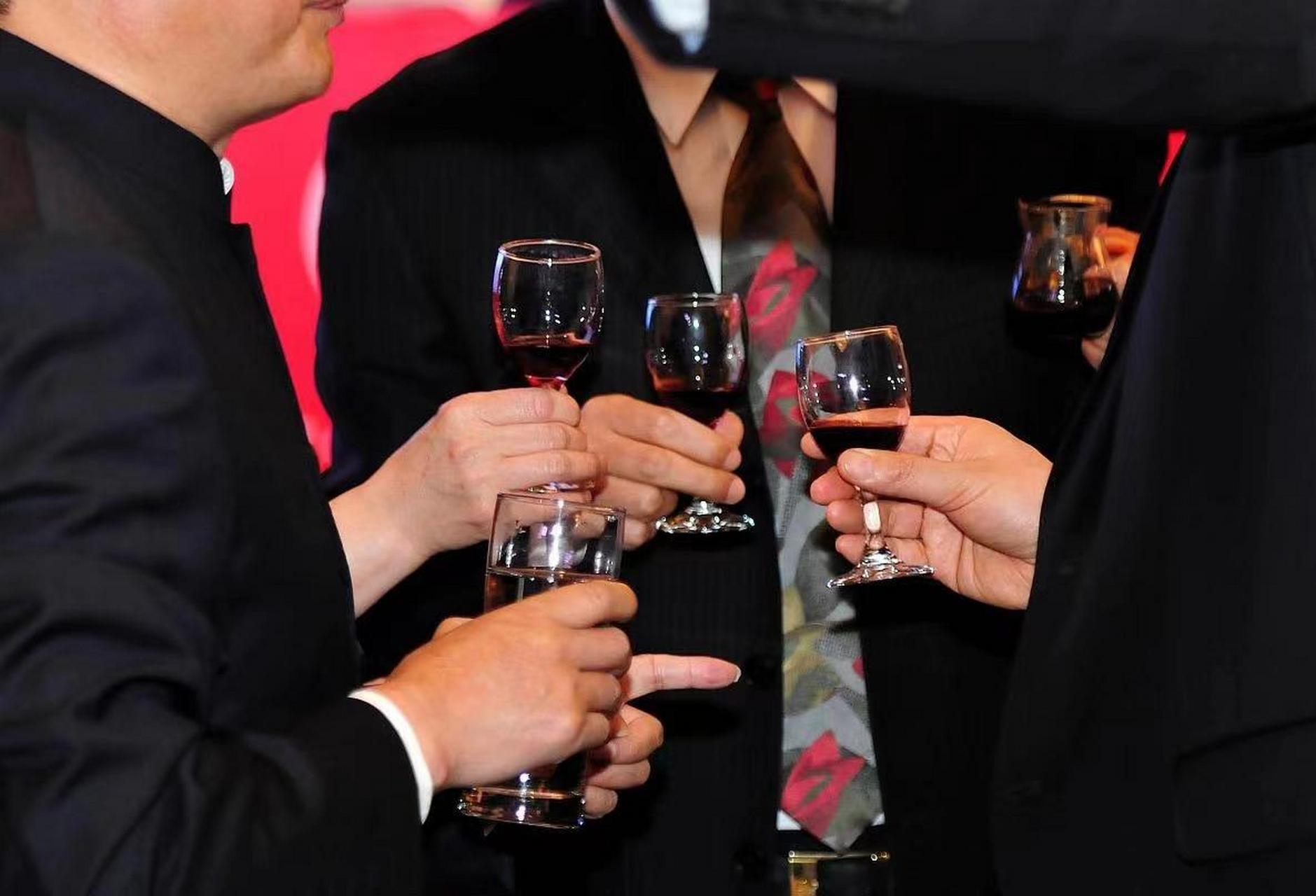 有一年轻小伙,和朋友喝酒聚餐,突感身体不