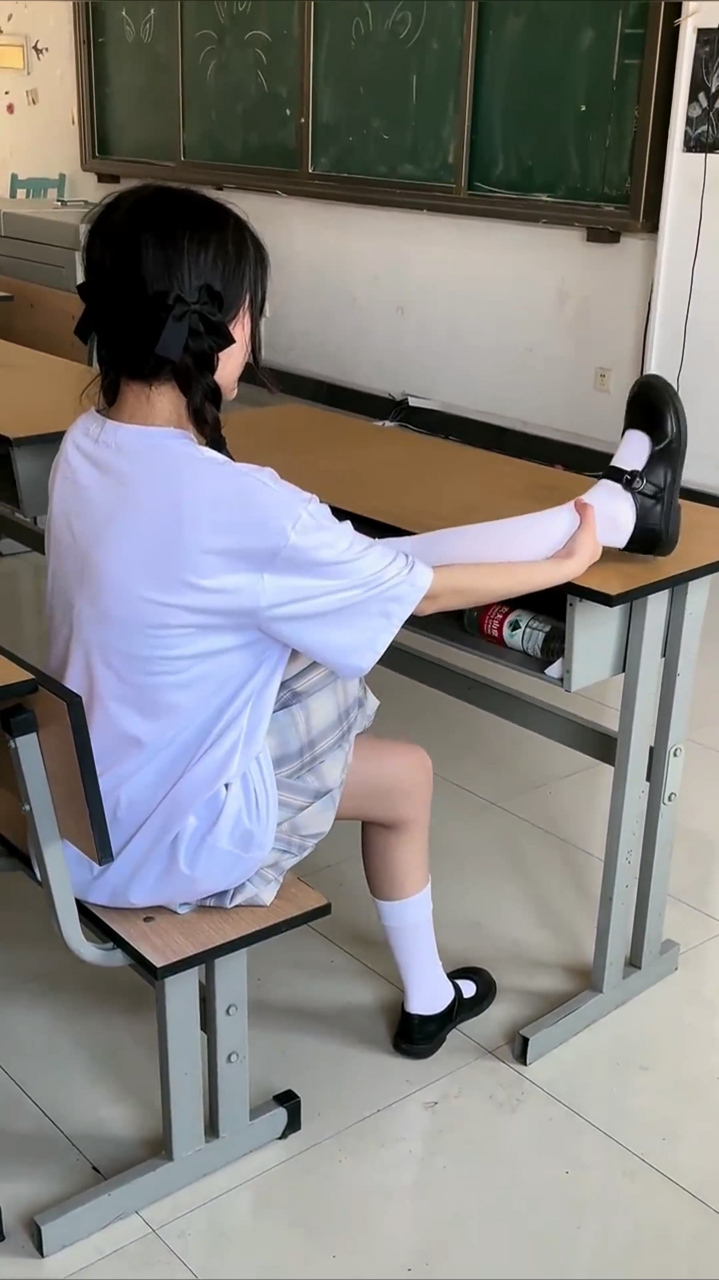 女生的脚腕到底有多细?幸好教室里没人,不然肯定会尴尬的