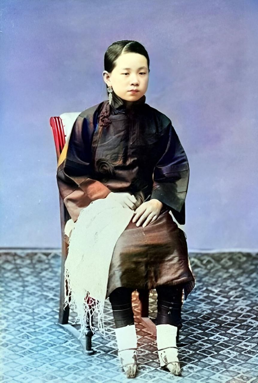 清末民初,满族大脚姑娘与汉族小脚女孩的对比照,镜头前的她们,颜值都
