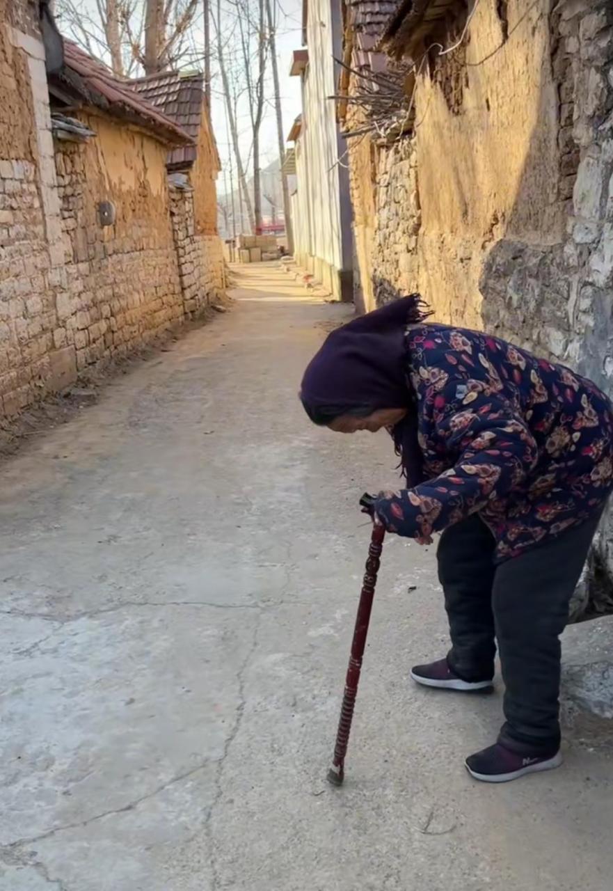 村里的老奶奶,家里的孩子都在外地打工,每天坐着门口等孩子回来,一等