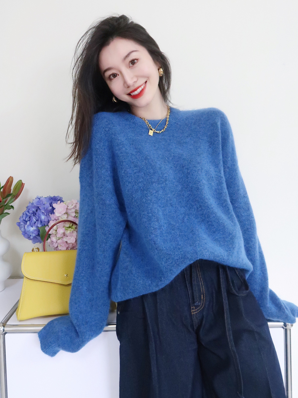 今天是简单又高级的同色系穿搭 显白的蓝色毛衣搭配高腰牛仔裤 真的一