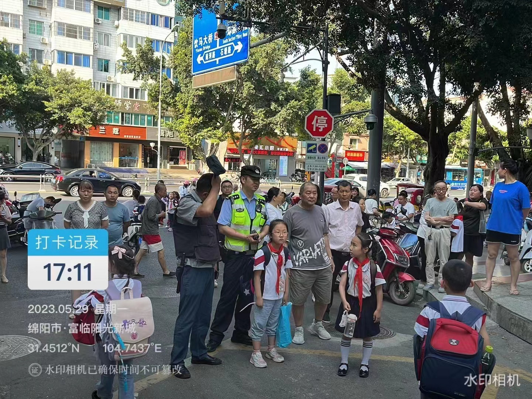平时你守护我 暑期我看望你 ——记绵阳市石塘小学慰问特巡警支队巡逻