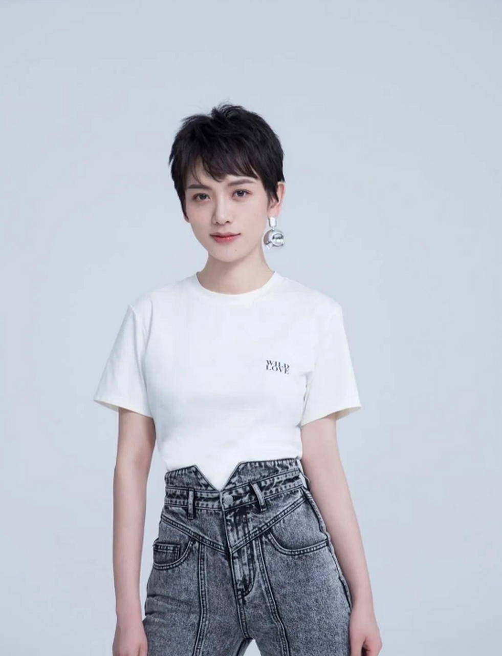 据说刘恺威和杨幂离婚后又找了个短发男人婆做老婆.