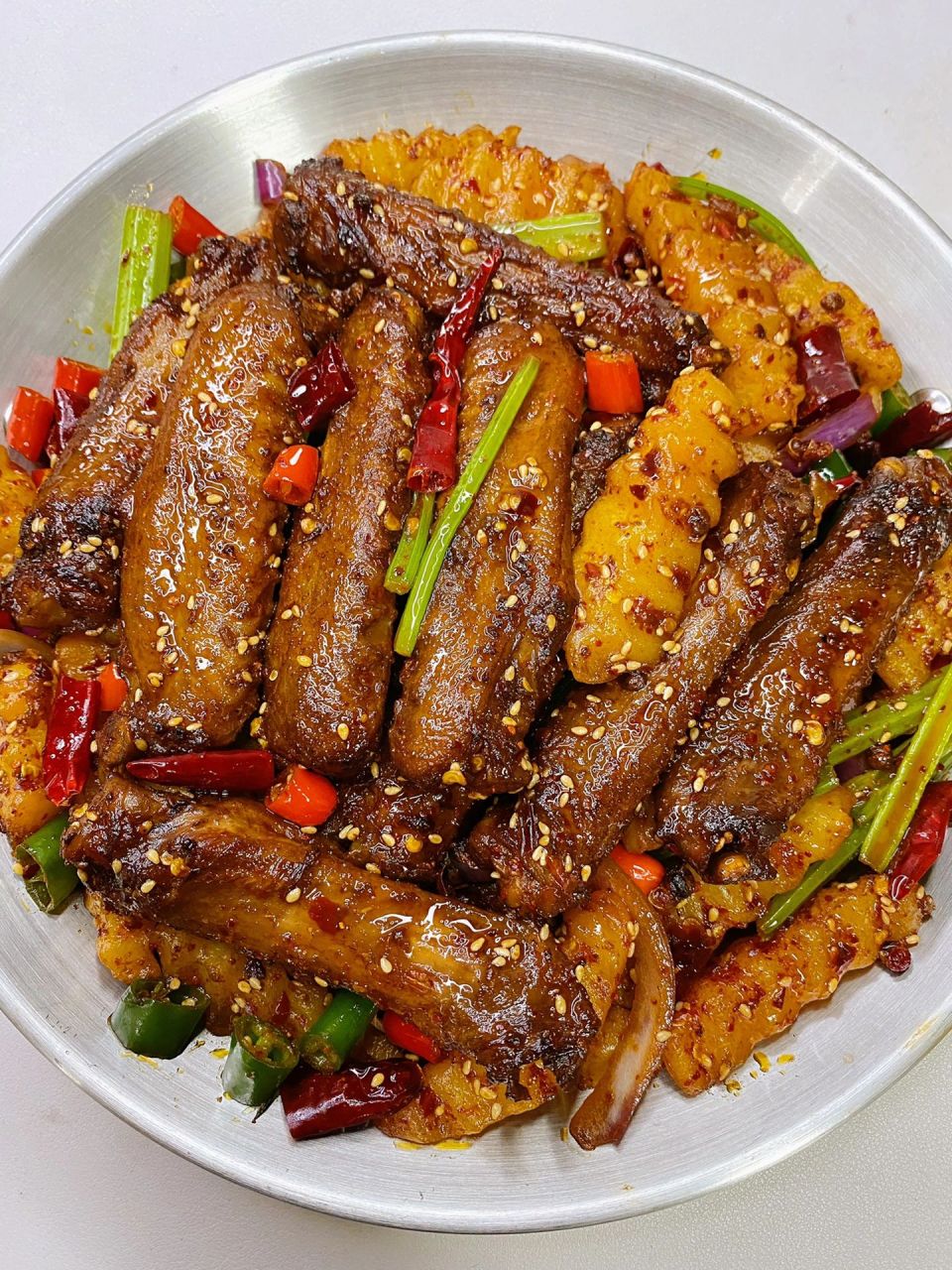 麻辣干锅鸭翅,麻辣入味,越啃越香,绝绝子 食材:鸭翅中,一个土豆,葱姜