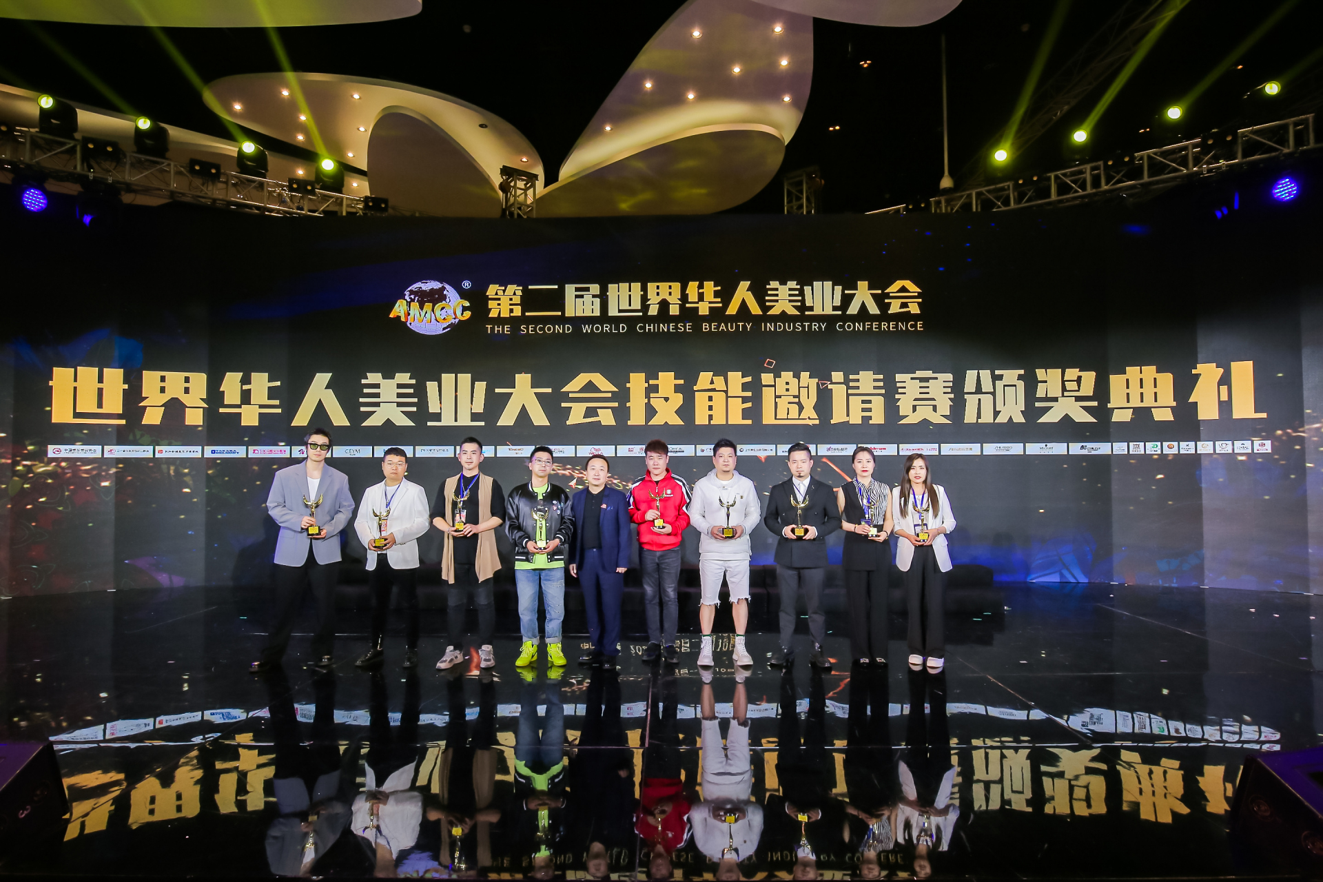 祝贺沈阳标榜美容美发学校王越,姜丽,邹连萍,在世界华人美业大会上