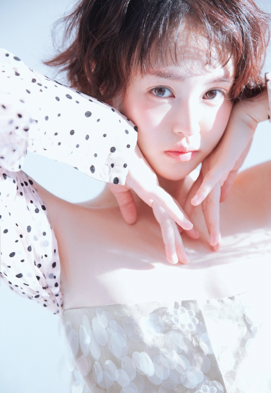 短发婴儿肥美女性感私房写真